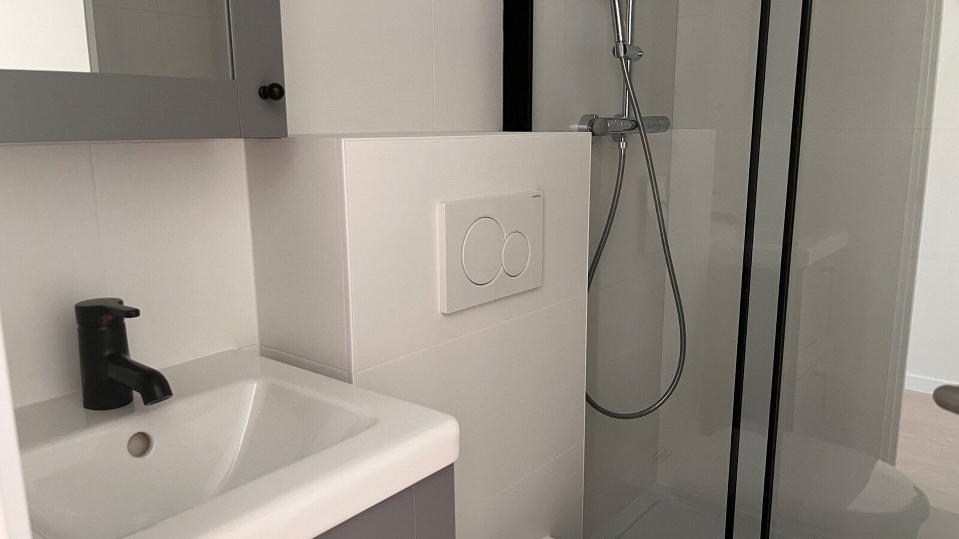 Alleen studenten
De studio bevindt zich op de derde verdieping van het gebouw, (waar tevens een lift aanwezig is) en omvat leef/slaapruimte met bed, bureau, kleerkast, boekenrek, kitchenette en badkamer met douche, lavabo en WC. 
Recentelijk werd de studi