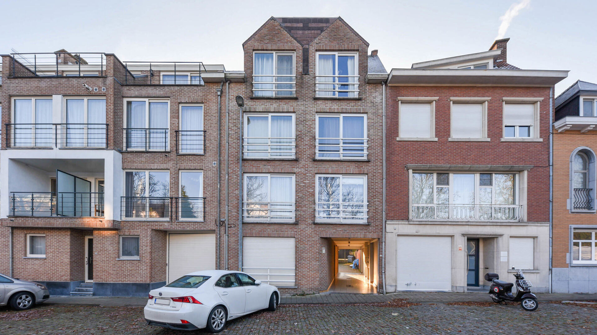 ENKEL VOOR STUDENTEN: Deze dakstudio is gelegen op de vierde verdieping van een kleinschalige residentie op de groene Kardinaal Mercierlaan. Hij is volledig gemeubeld met dubbel bed, bureau, tafel, ingebouwde kitchenette met frigo met diepvries, microgolf