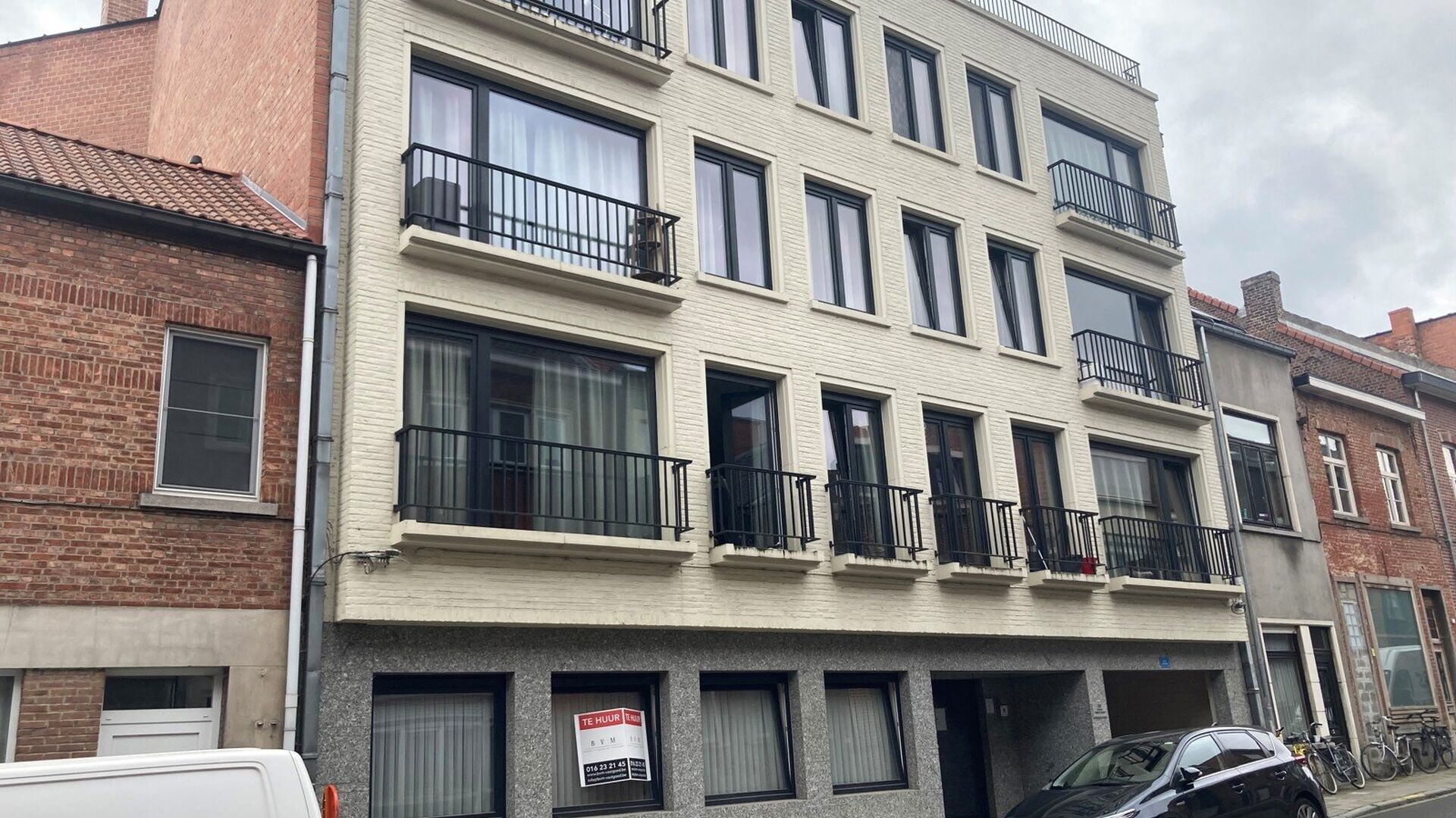 Luxueuze studio, van maar liefst 26 m² gelegen vlakbij Campus Gasthuisberg en op wandelafstand van het centrum van Leuven, de Grote en Oude Markt, de winkelstraten, de grootwarenhuizen.   Deze trendy studio bevindt zich op de derde verdieping aan de voor