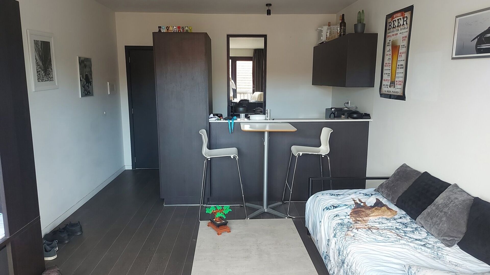 Luxueuze studio, van maar liefst 26 m² gelegen vlakbij Campus Gasthuisberg en op wandelafstand van het centrum van Leuven, de Grote en Oude Markt, de winkelstraten, de grootwarenhuizen.   Deze trendy studio bevindt zich op de derde verdieping aan de voor