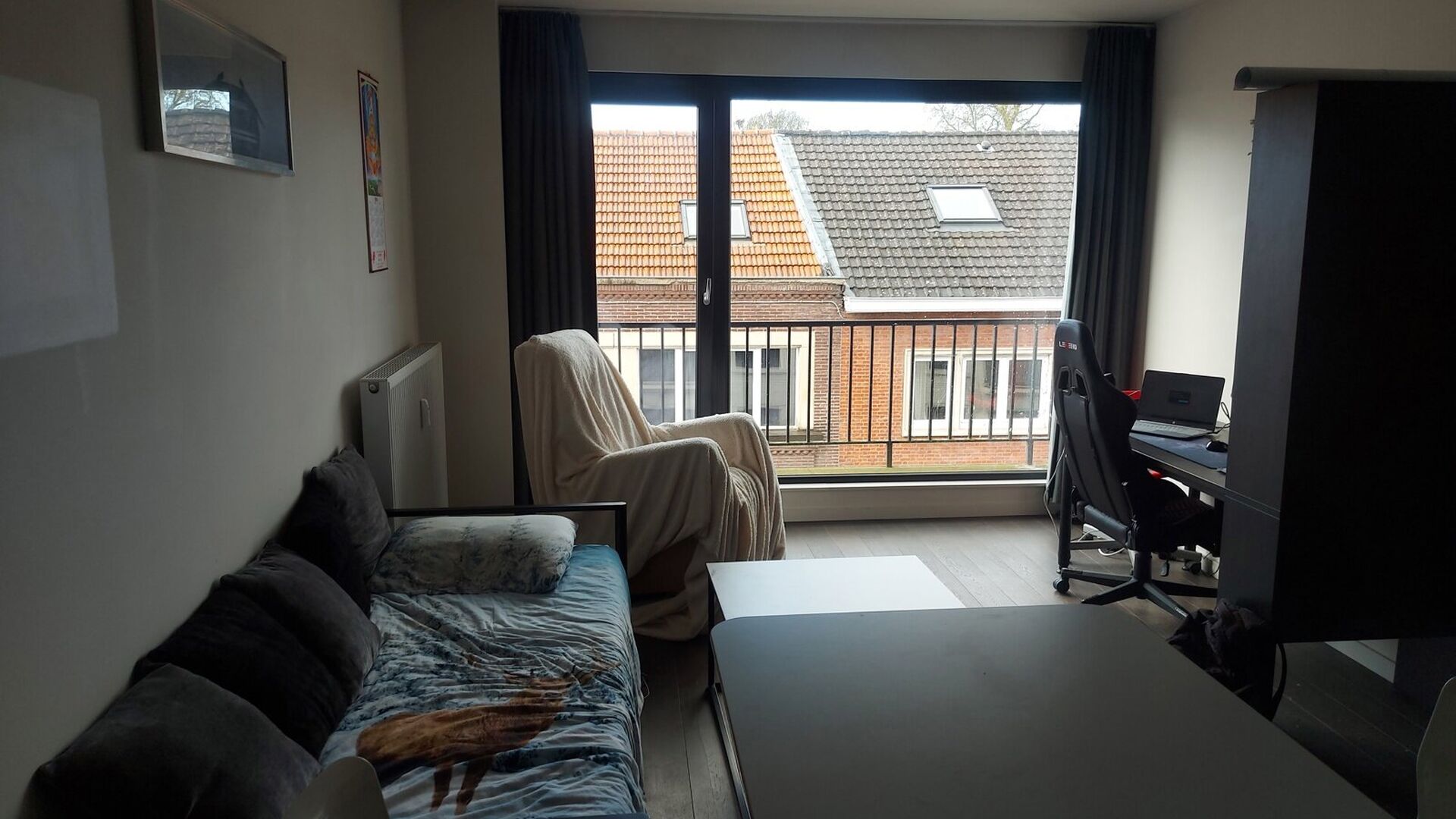Luxueuze studio, van maar liefst 26 m² gelegen vlakbij Campus Gasthuisberg en op wandelafstand van het centrum van Leuven, de Grote en Oude Markt, de winkelstraten, de grootwarenhuizen.   Deze trendy studio bevindt zich op de derde verdieping aan de voor