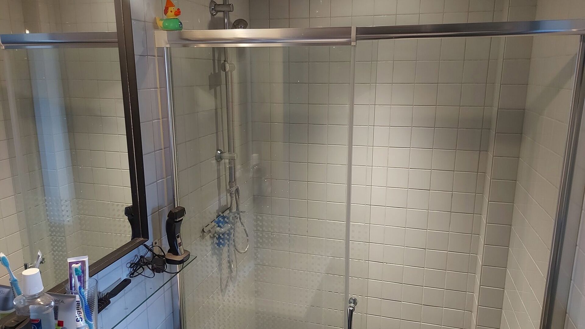 Luxueuze studio, van maar liefst 26 m² gelegen vlakbij Campus Gasthuisberg en op wandelafstand van het centrum van Leuven, de Grote en Oude Markt, de winkelstraten, de grootwarenhuizen.   Deze trendy studio bevindt zich op de derde verdieping aan de voor