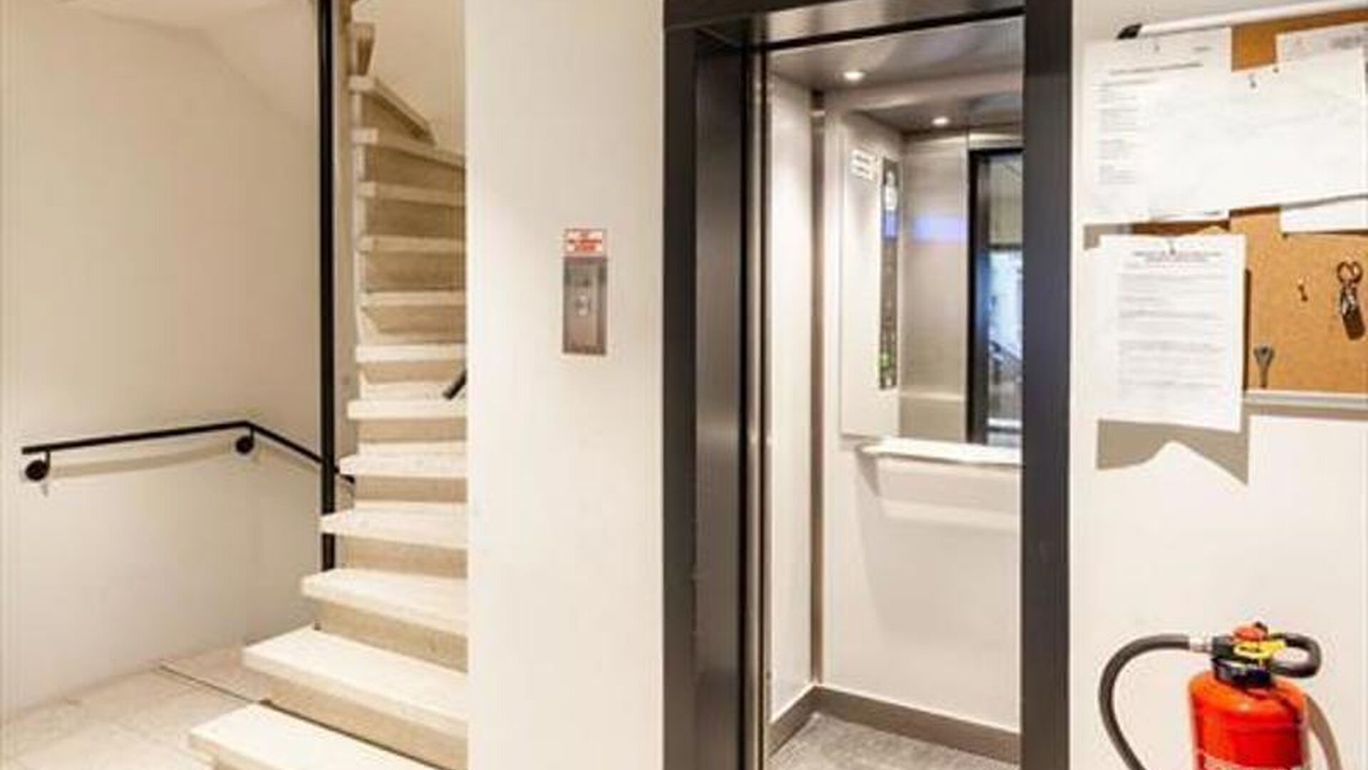 Luxueuze studio, van maar liefst 26 m² gelegen vlakbij Campus Gasthuisberg en op wandelafstand van het centrum van Leuven, de Grote en Oude Markt, de winkelstraten, de grootwarenhuizen.   Deze trendy studio bevindt zich op de derde verdieping aan de voor