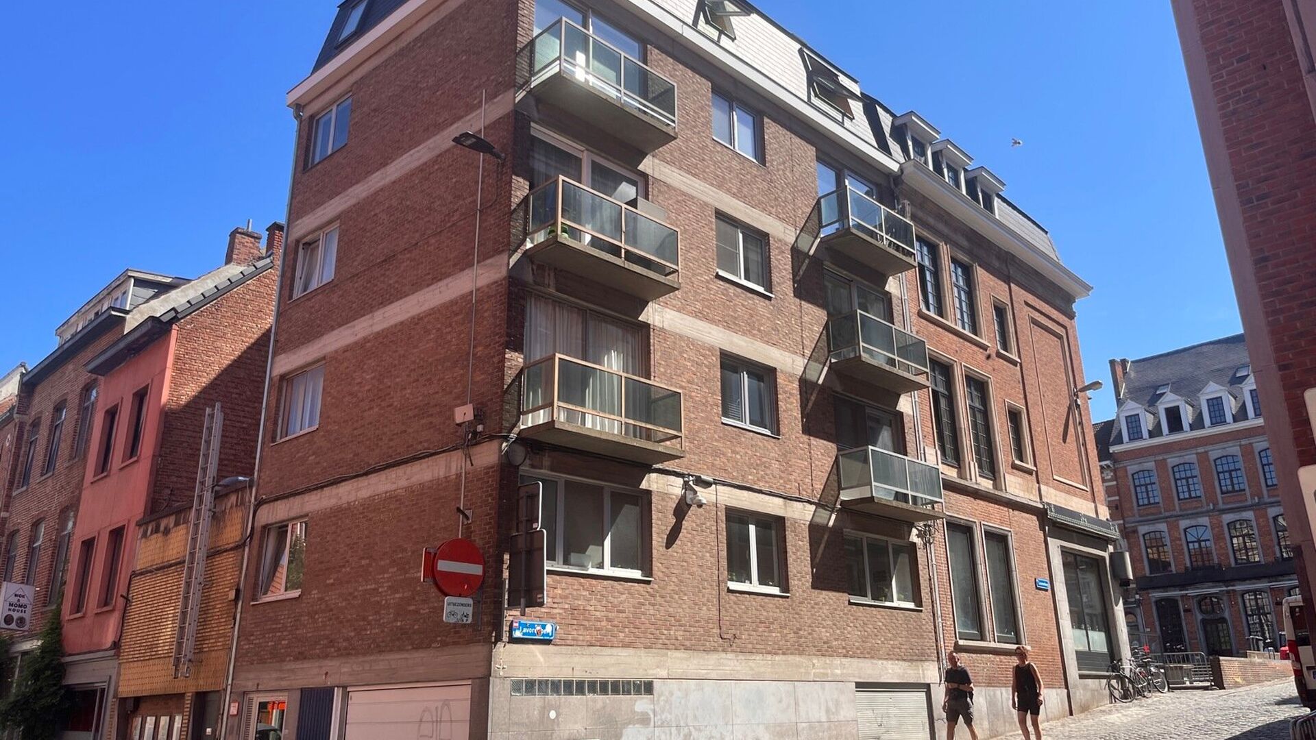 ENKEL VOOR STUDENTEN: Toffe lichtrijke studio, in de Parijsstraat, op de hoek met zijstraat van de Oude markt. De studio heeft een slaaphoek, bureau, en ingerichte keuken. Badkamer met douche, lavabo en toilet. 2 Grote veluxramen laten de studio in het li