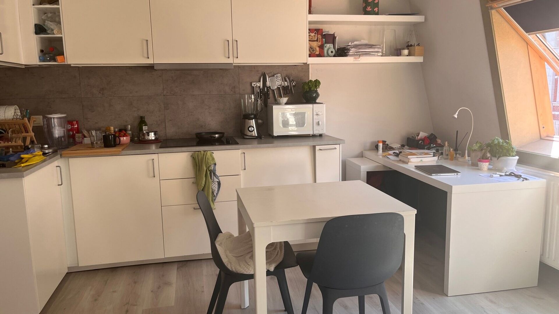 ENKEL VOOR STUDENTEN: Toffe lichtrijke studio, in de Parijsstraat, op de hoek met zijstraat van de Oude markt. De studio heeft een slaaphoek, bureau, en ingerichte keuken. Badkamer met douche, lavabo en toilet. 2 Grote veluxramen laten de studio in het li