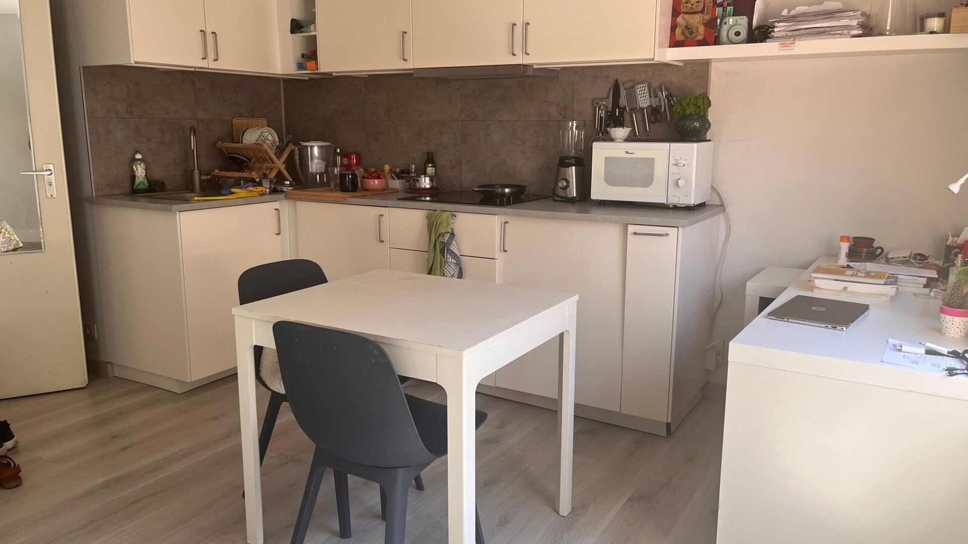 ENKEL VOOR STUDENTEN: Toffe lichtrijke studio, in de Parijsstraat, op de hoek met zijstraat van de Oude markt. De studio heeft een slaaphoek, bureau, en ingerichte keuken. Badkamer met douche, lavabo en toilet. 2 Grote veluxramen laten de studio in het li