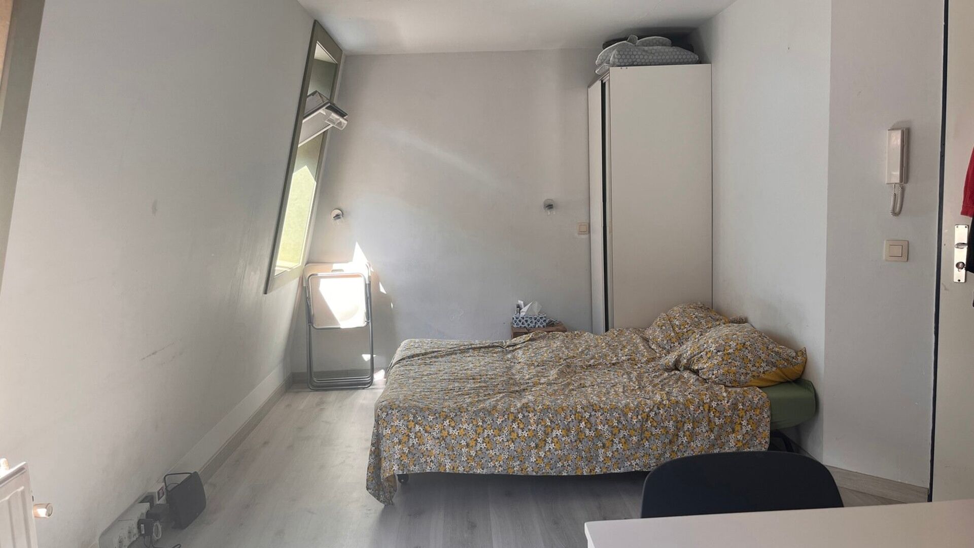 ENKEL VOOR STUDENTEN: Toffe lichtrijke studio, in de Parijsstraat, op de hoek met zijstraat van de Oude markt. De studio heeft een slaaphoek, bureau, en ingerichte keuken. Badkamer met douche, lavabo en toilet. 2 Grote veluxramen laten de studio in het li