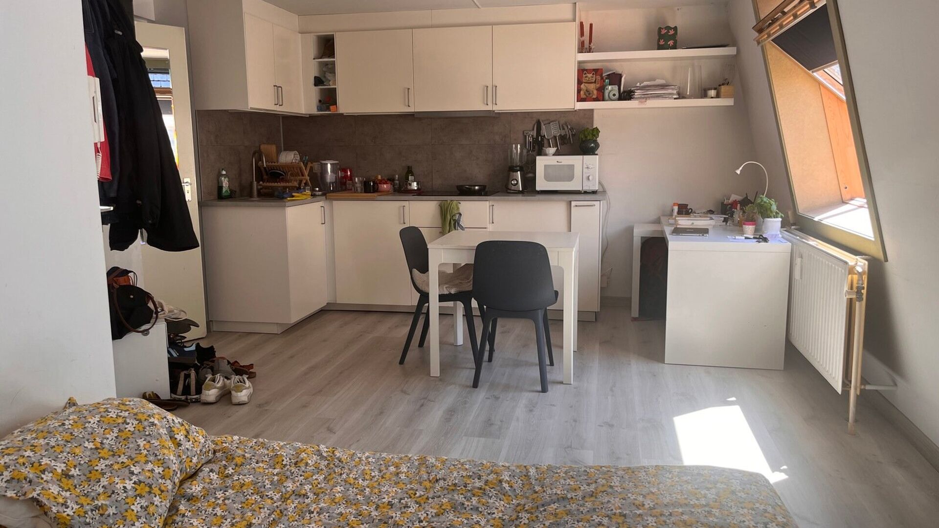 ENKEL VOOR STUDENTEN: Toffe lichtrijke studio, in de Parijsstraat, op de hoek met zijstraat van de Oude markt. De studio heeft een slaaphoek, bureau, en ingerichte keuken. Badkamer met douche, lavabo en toilet. 2 Grote veluxramen laten de studio in het li