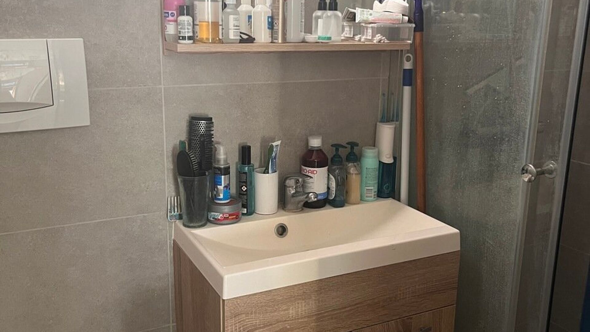 ENKEL VOOR STUDENTEN: Toffe lichtrijke studio, in de Parijsstraat, op de hoek met zijstraat van de Oude markt. De studio heeft een slaaphoek, bureau, en ingerichte keuken. Badkamer met douche, lavabo en toilet. 2 Grote veluxramen laten de studio in het li
