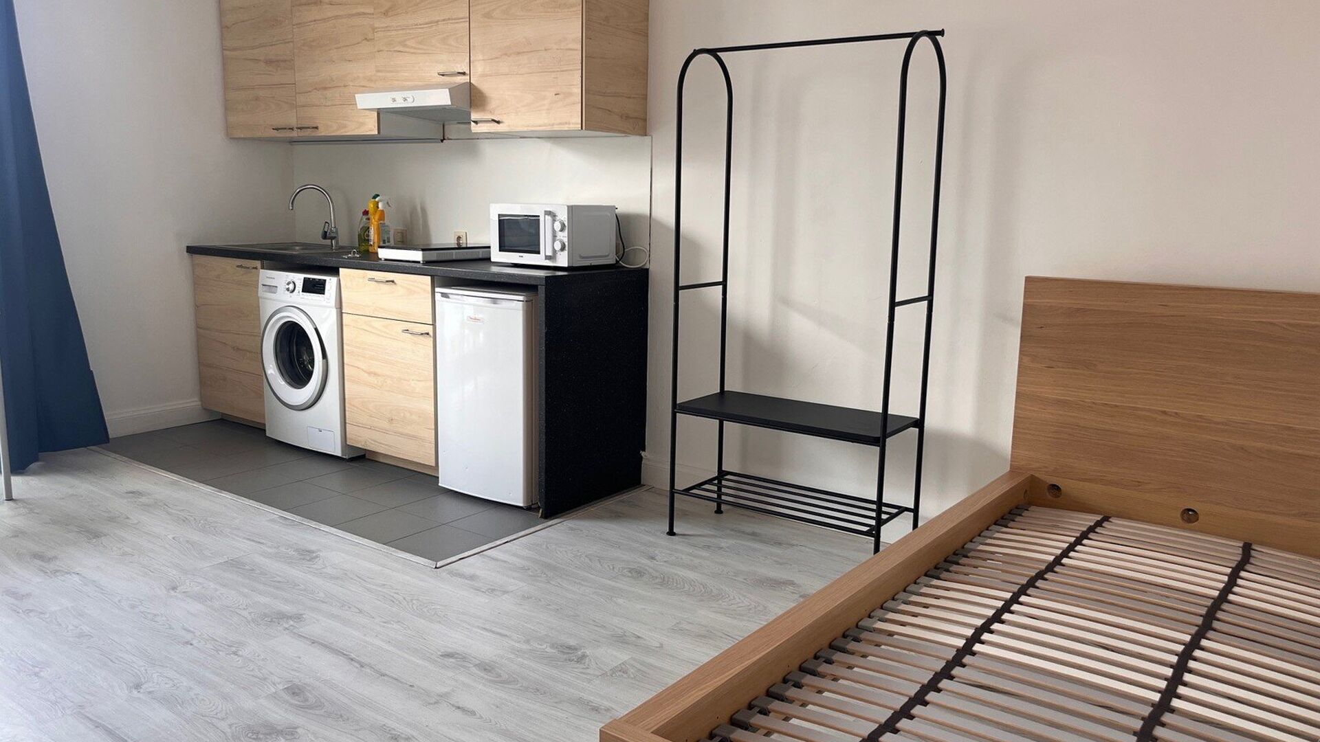 Ruime lichtrijke studio met uitzicht over de Dijle. De studio is rustig gelegen achteraan in de Mechelsestraat, met een vlotte verbinding met het centrum, openbaar vervoer en de ring rond Leuven.  Hij is gelegen op de derde verdieping in een gebouw met li