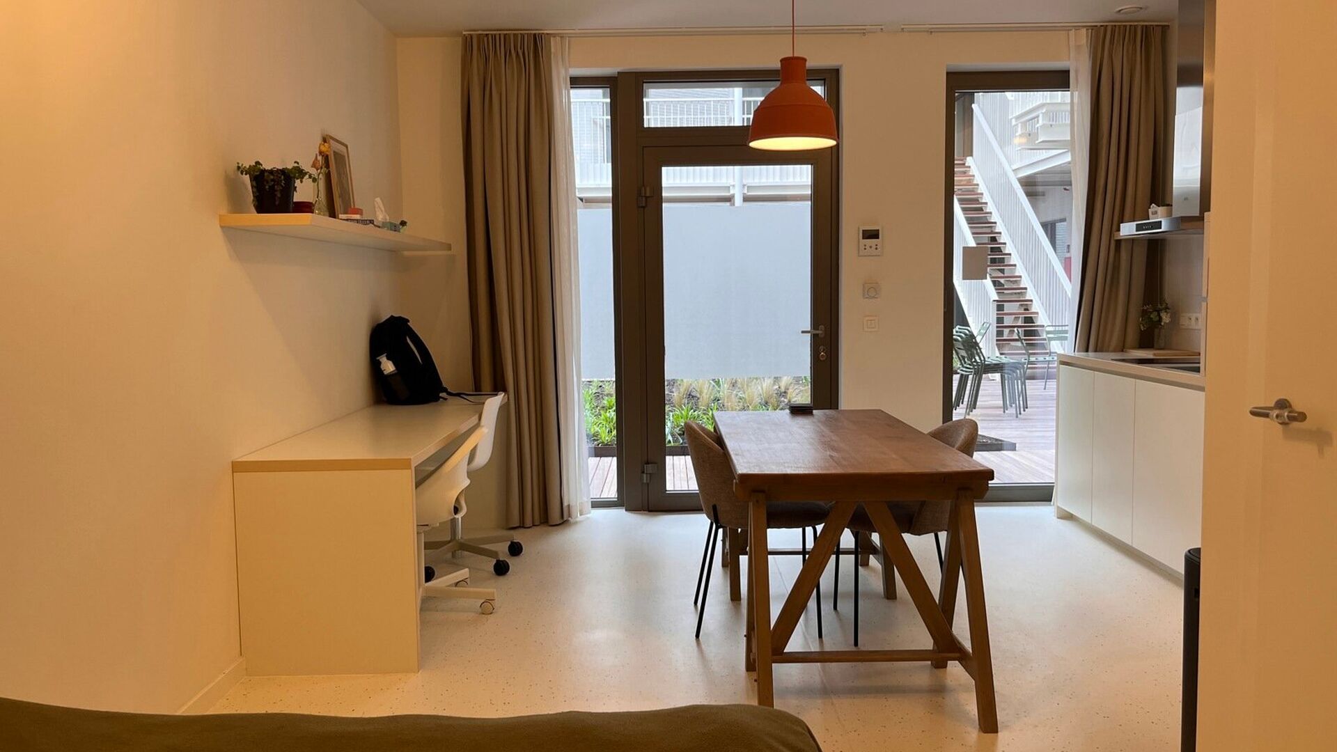 Residentie YOU, in het midden op de Bondgenotenlaan, is de nieuwe hotspot voor studenten. Deze gezellige studio is achteraan gelegen op tuinniveau en meet 28 m&sup2;. De studio omvat een bureau, eettafel, volledig ingerichte keuken, ingebouwde kleerkast, dubb