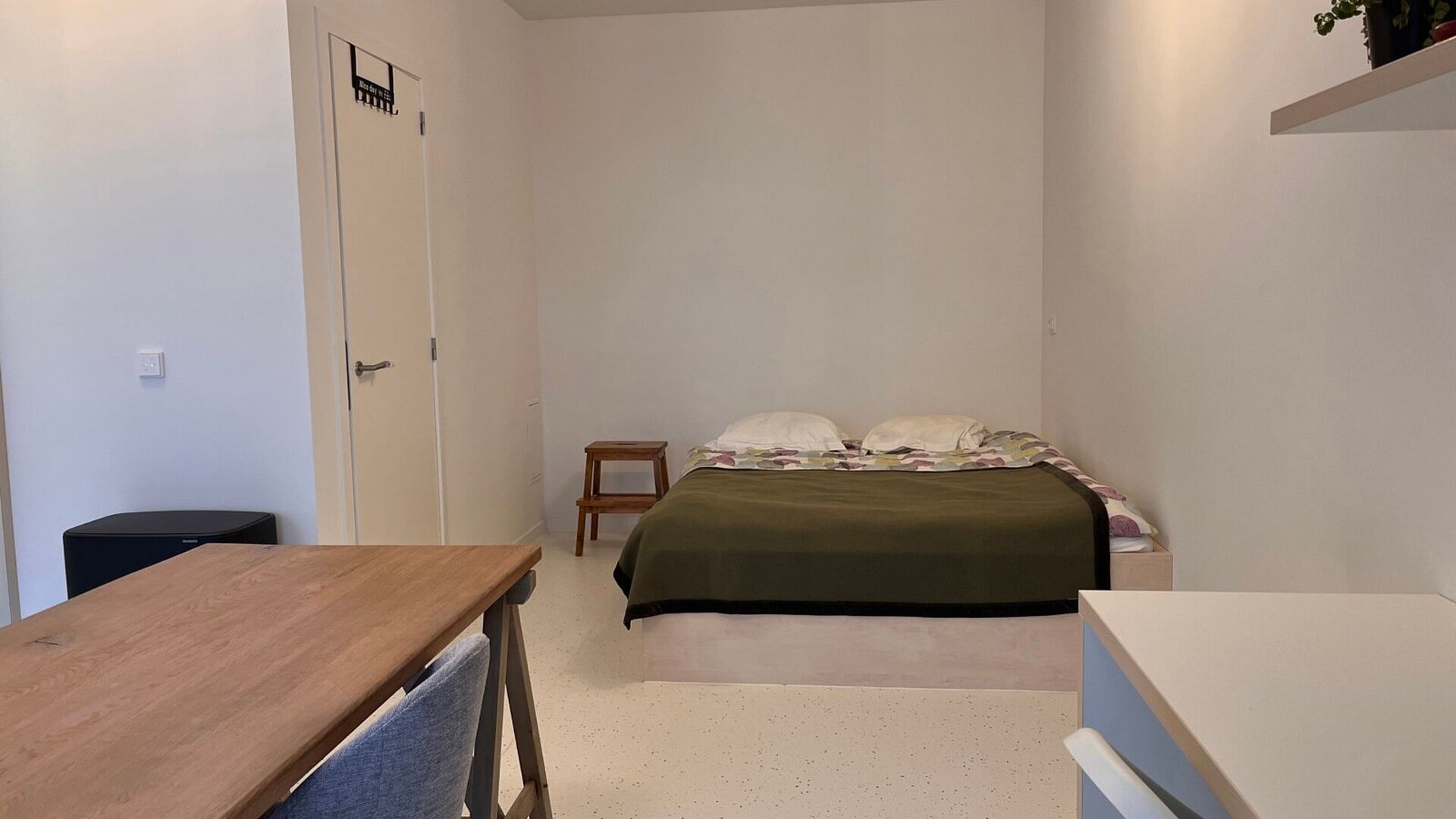 ENKEL VOOR STUDENTEN!
Residentie YOU, in het midden op de Bondgenotenlaan, is de nieuwe hotspot voor studenten. Deze gezellige studio is achteraan gelegen op tuinniveau en meet 28 m². De studio omvat een bureau, eettafel, volledig ingerichte keuken, ing