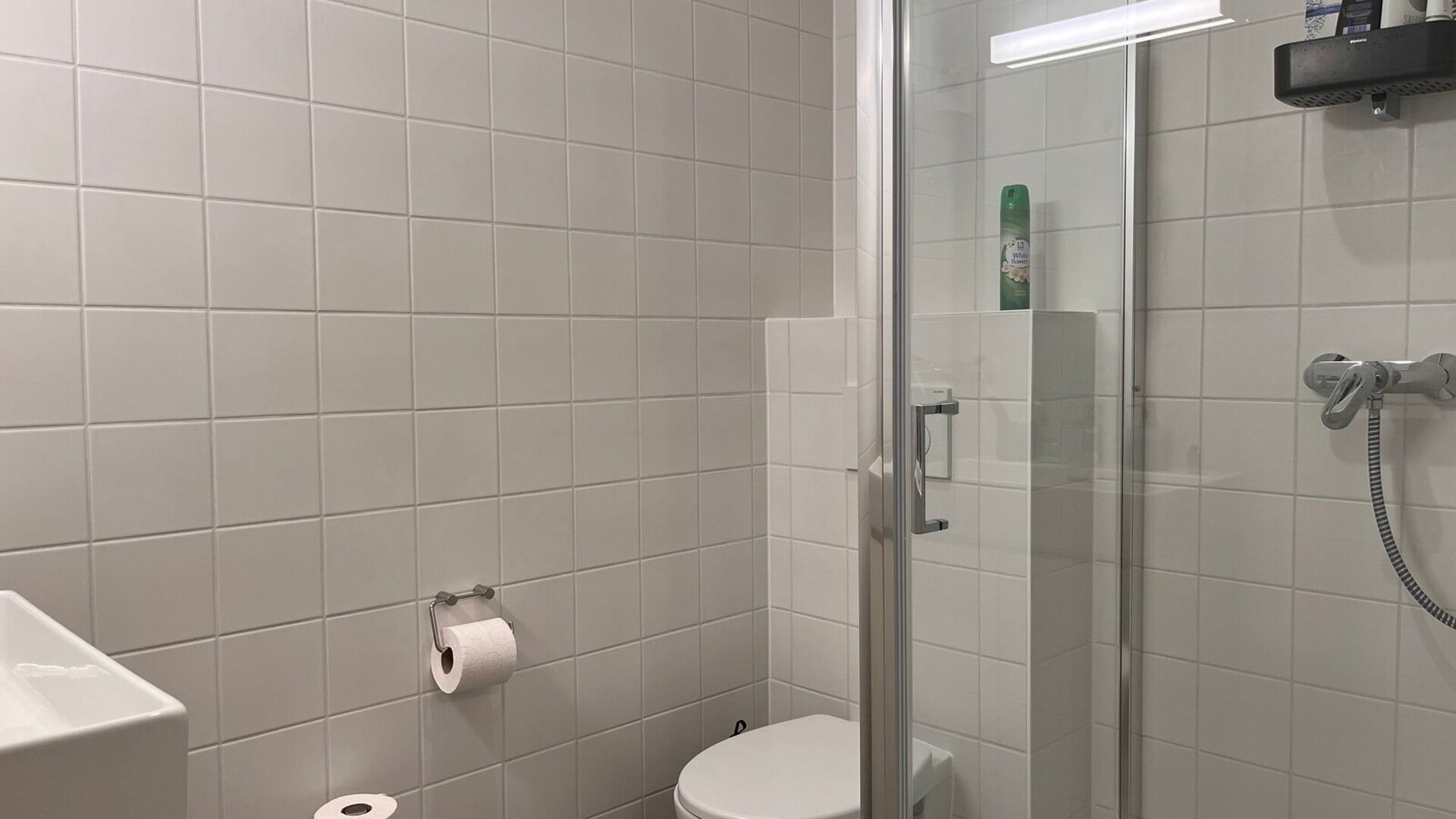 ENKEL VOOR STUDENTEN!
Residentie YOU, in het midden op de Bondgenotenlaan, is de nieuwe hotspot voor studenten. Deze gezellige studio is achteraan gelegen op tuinniveau en meet 28 m². De studio omvat een bureau, eettafel, volledig ingerichte keuken, ing