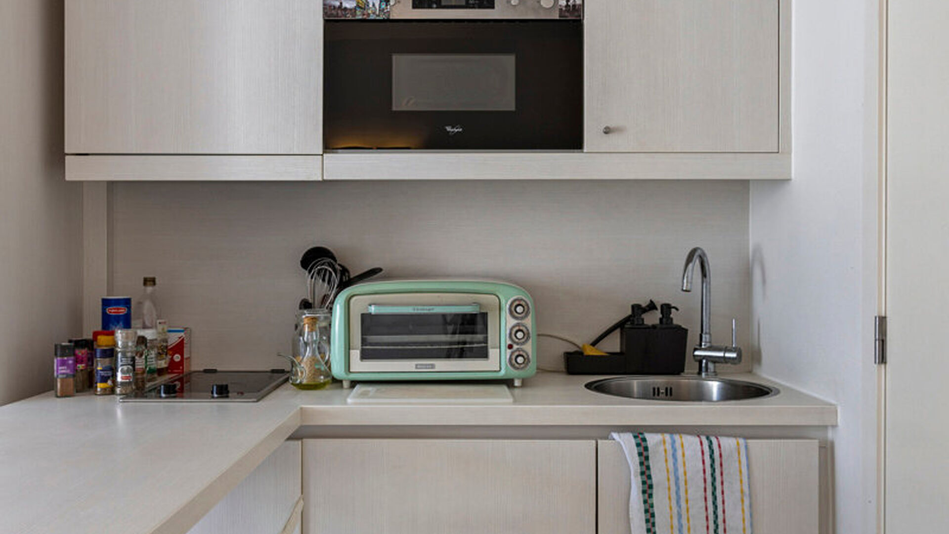 Welkom in deze comfortabele studentenstudio, ideaal gelegen voor een zorgeloze studententijd!
Deze studio is louter voor individueel gebruik en is volledig ingericht met een bed, bureau, tafel, boekenrek en kleerkast. Daarnaast beschikt de studio over ee