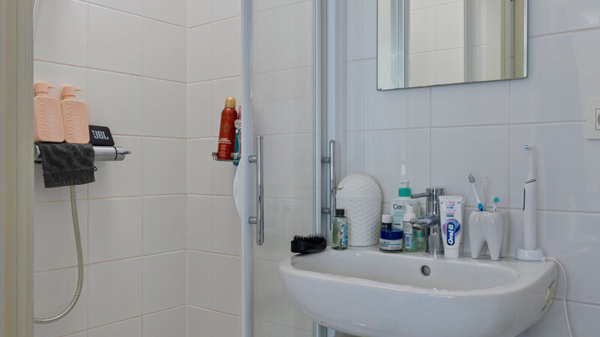 Welkom in deze comfortabele studentenstudio, ideaal gelegen voor een zorgeloze studententijd!
Deze studio is louter voor individueel gebruik en is volledig ingericht met een bed, bureau, tafel, boekenrek en kleerkast. Daarnaast beschikt de studio over ee