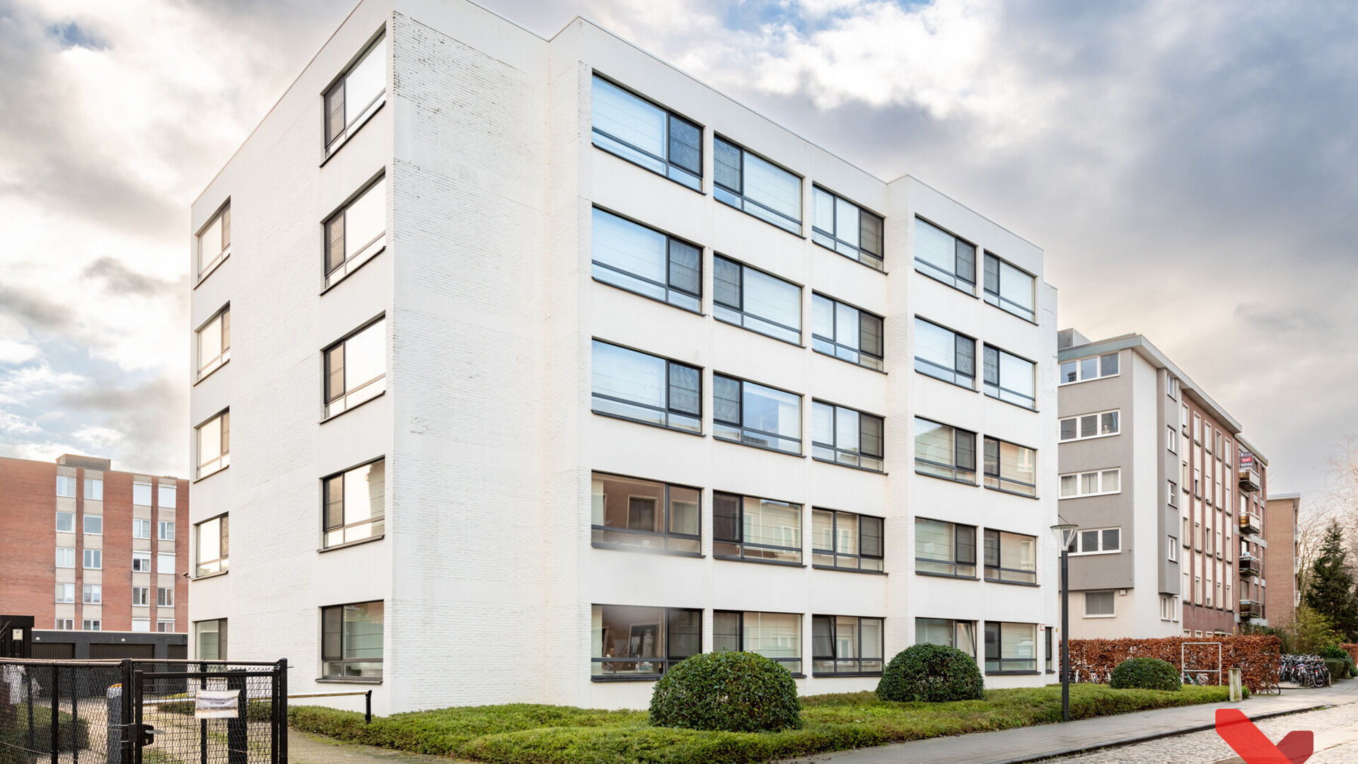 Welkom in deze comfortabele studentenstudio, ideaal gelegen voor een zorgeloze studententijd!
Deze studio is louter voor individueel gebruik en is volledig ingericht met een bed, bureau, tafel, boekenrek en kleerkast. Daarnaast beschikt de studio over ee