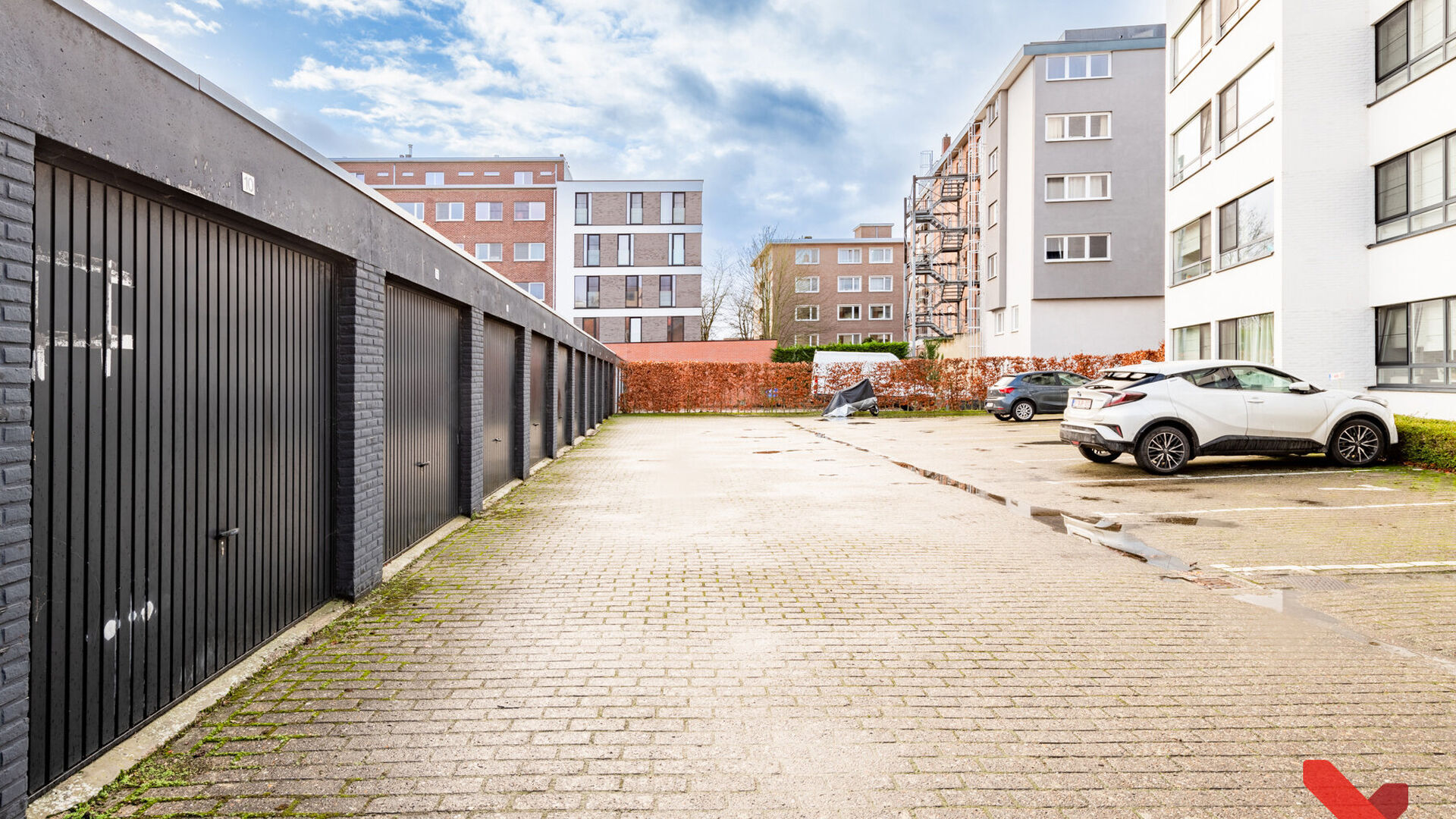 Welkom in deze comfortabele studentenstudio, ideaal gelegen voor een zorgeloze studententijd!
Deze studio is louter voor individueel gebruik en is volledig ingericht met een bed, bureau, tafel, boekenrek en kleerkast. Daarnaast beschikt de studio over ee