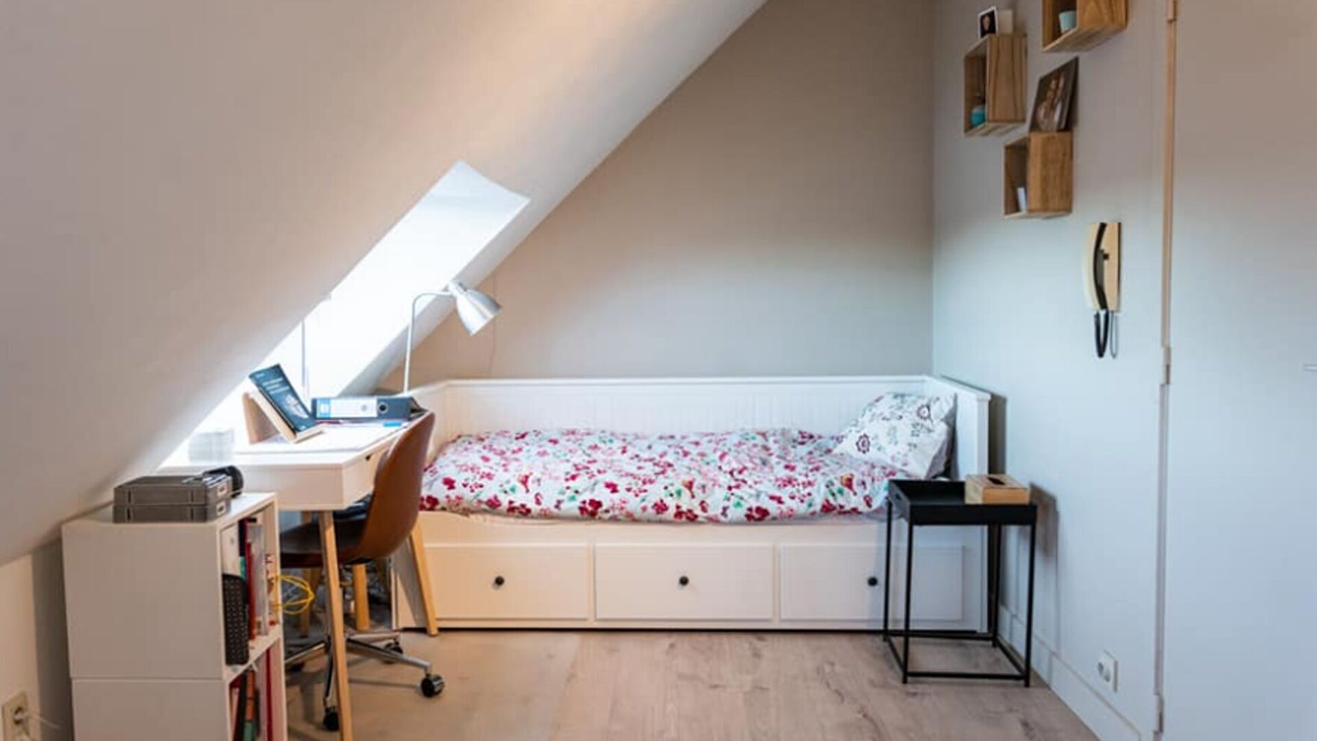 ENKEL VOOR STUDENTEN: Deze dakstudio is gelegen op de vierde verdieping van een kleinschalige residentie op de groene Kardinaal Mercierlaan. Hij is volledig gemeubeld met dubbel bed, bureau, tafel, ingebouwde kitchenette met frigo met diepvries, microgolf