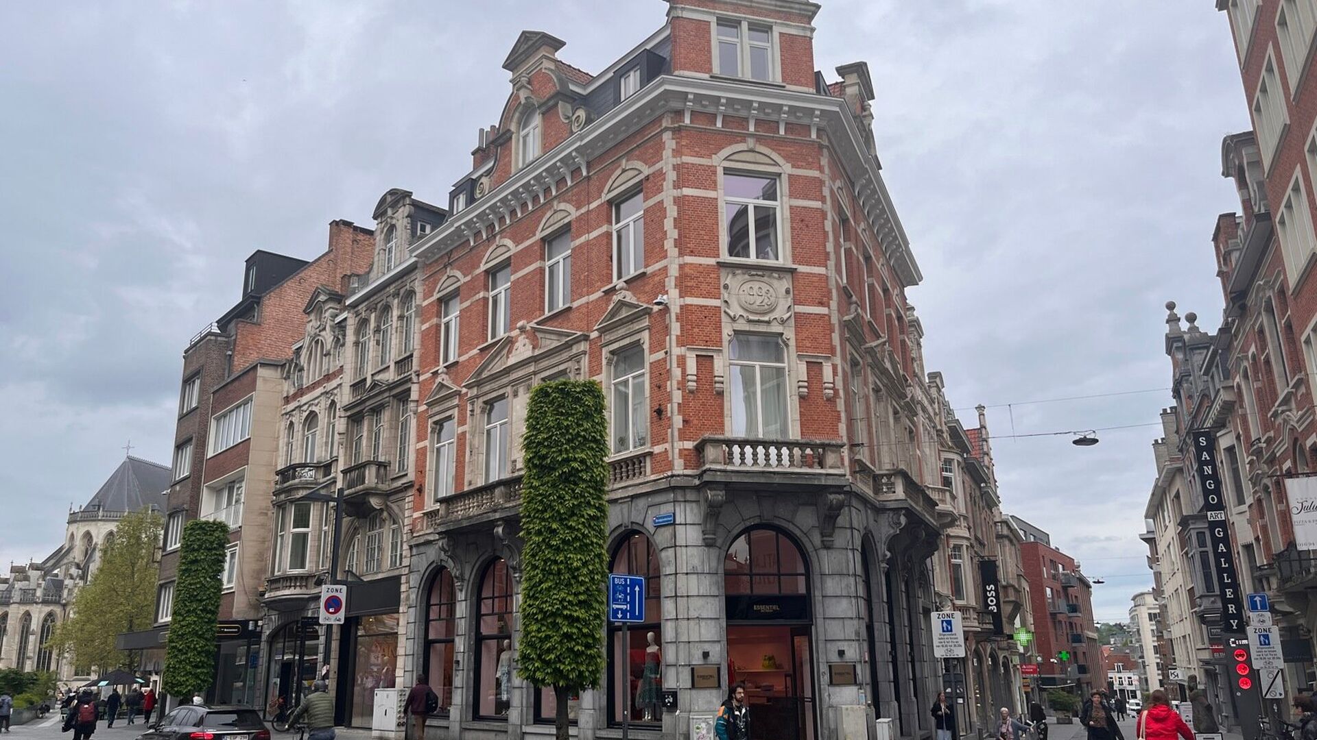 Leuke studio voor studenten te huur op toplocatie in Leuven.
Gelegen op het derde verdiep bevindt zich deze studio. Uitgerust met eigen keuken, bureau en een hoogslaper. In het gebouw is een lift aanwezig en in de kelder bevinden zich zowel was- als droo