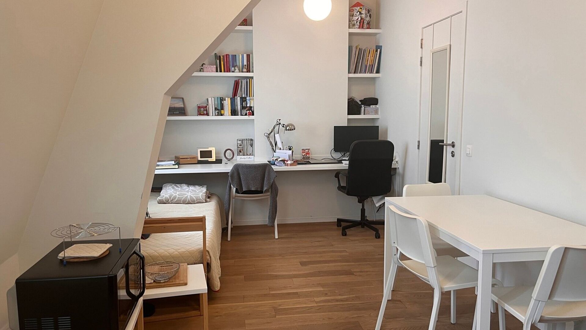 Leuke studio voor studenten te huur op toplocatie in Leuven.
Gelegen op het derde verdiep bevindt zich deze studio. Uitgerust met eigen keuken, bureau en een hoogslaper. In het gebouw is een lift aanwezig en in de kelder bevinden zich zowel was- als droo