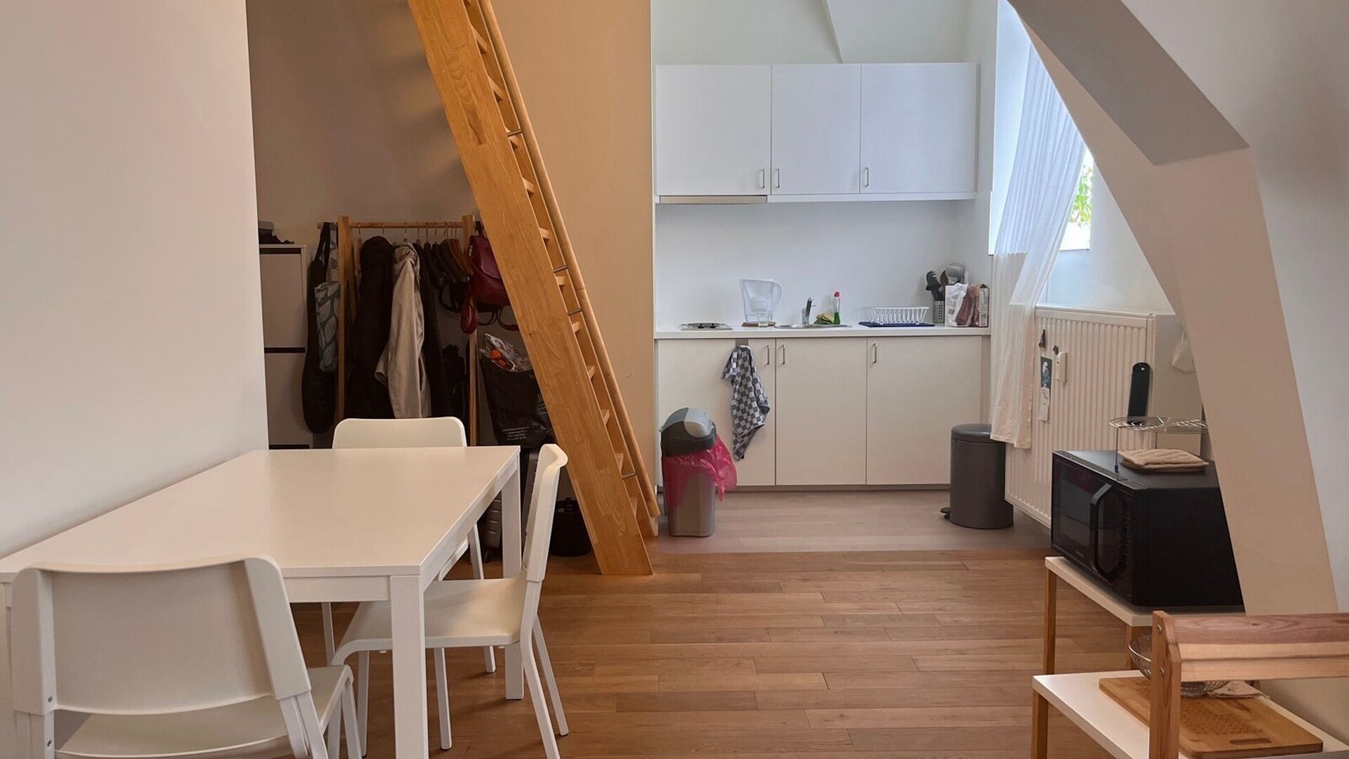 Leuke studio voor studenten te huur op toplocatie in Leuven.
Gelegen op het derde verdiep bevindt zich deze studio. Uitgerust met eigen keuken, bureau en een hoogslaper. In het gebouw is een lift aanwezig en in de kelder bevinden zich zowel was- als droo