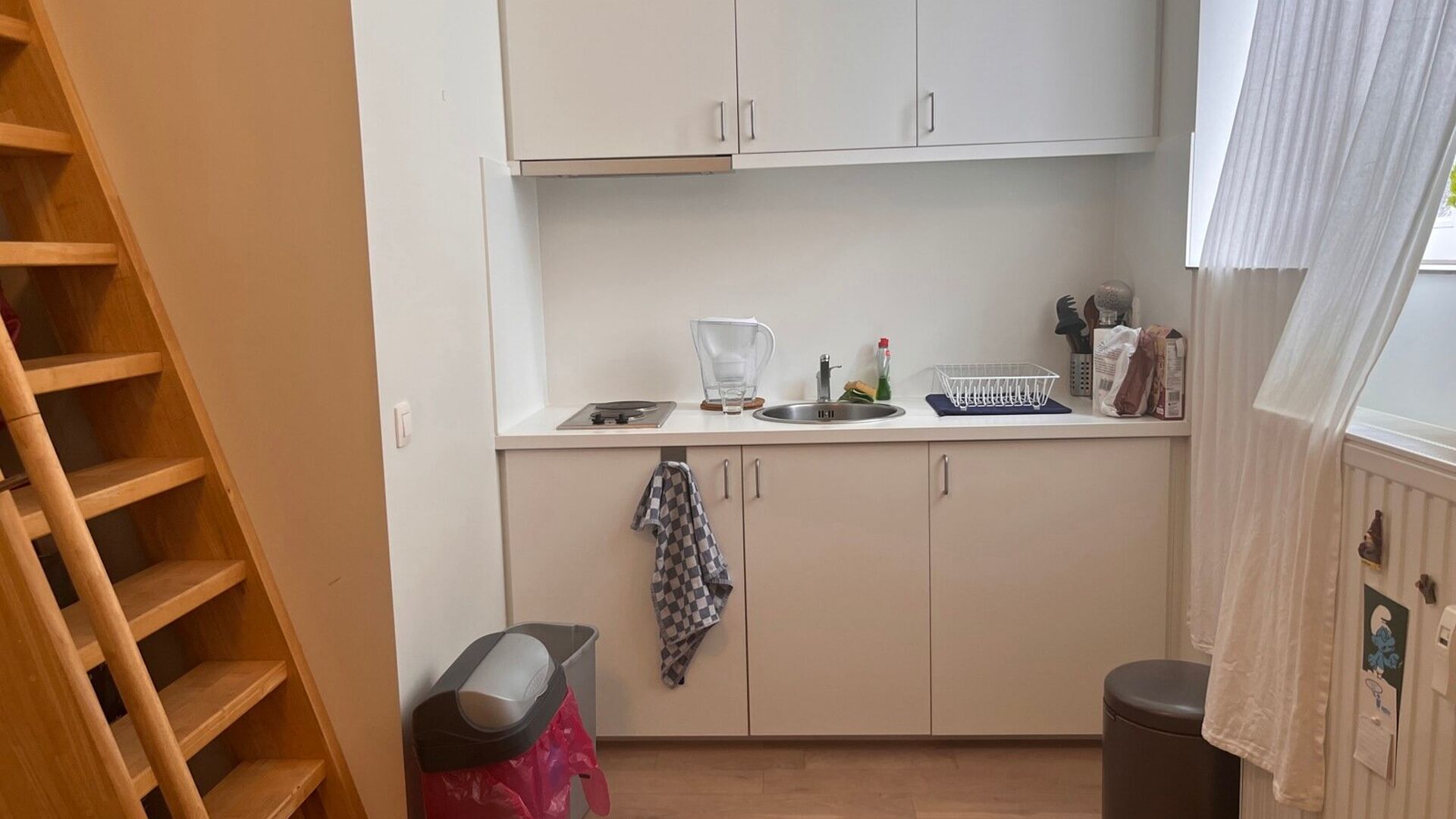 Leuke studio voor studenten te huur op toplocatie in Leuven.
Gelegen op het derde verdiep bevindt zich deze studio. Uitgerust met eigen keuken, bureau en een hoogslaper. In het gebouw is een lift aanwezig en in de kelder bevinden zich zowel was- als droo
