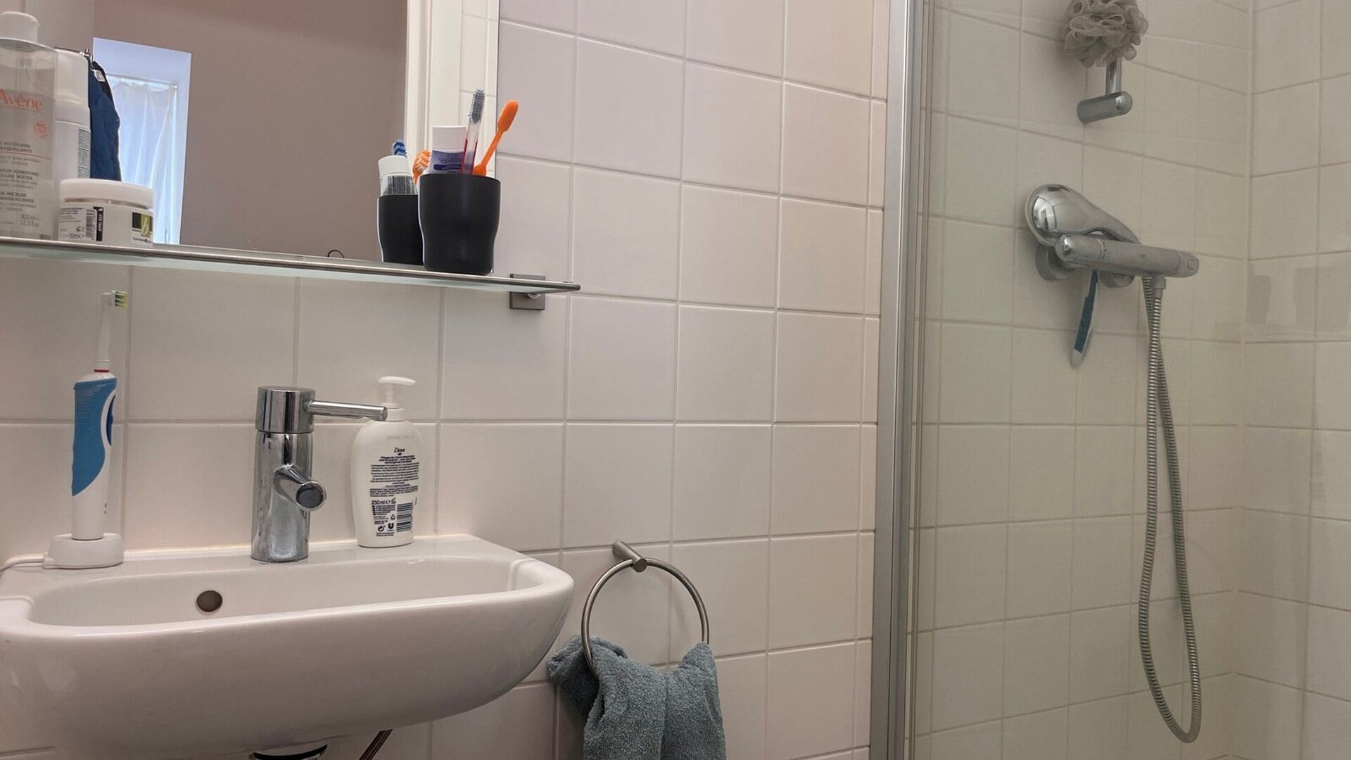 Leuke studio voor studenten te huur op toplocatie in Leuven.
Gelegen op het derde verdiep bevindt zich deze studio. Uitgerust met eigen keuken, bureau en een hoogslaper. In het gebouw is een lift aanwezig en in de kelder bevinden zich zowel was- als droo