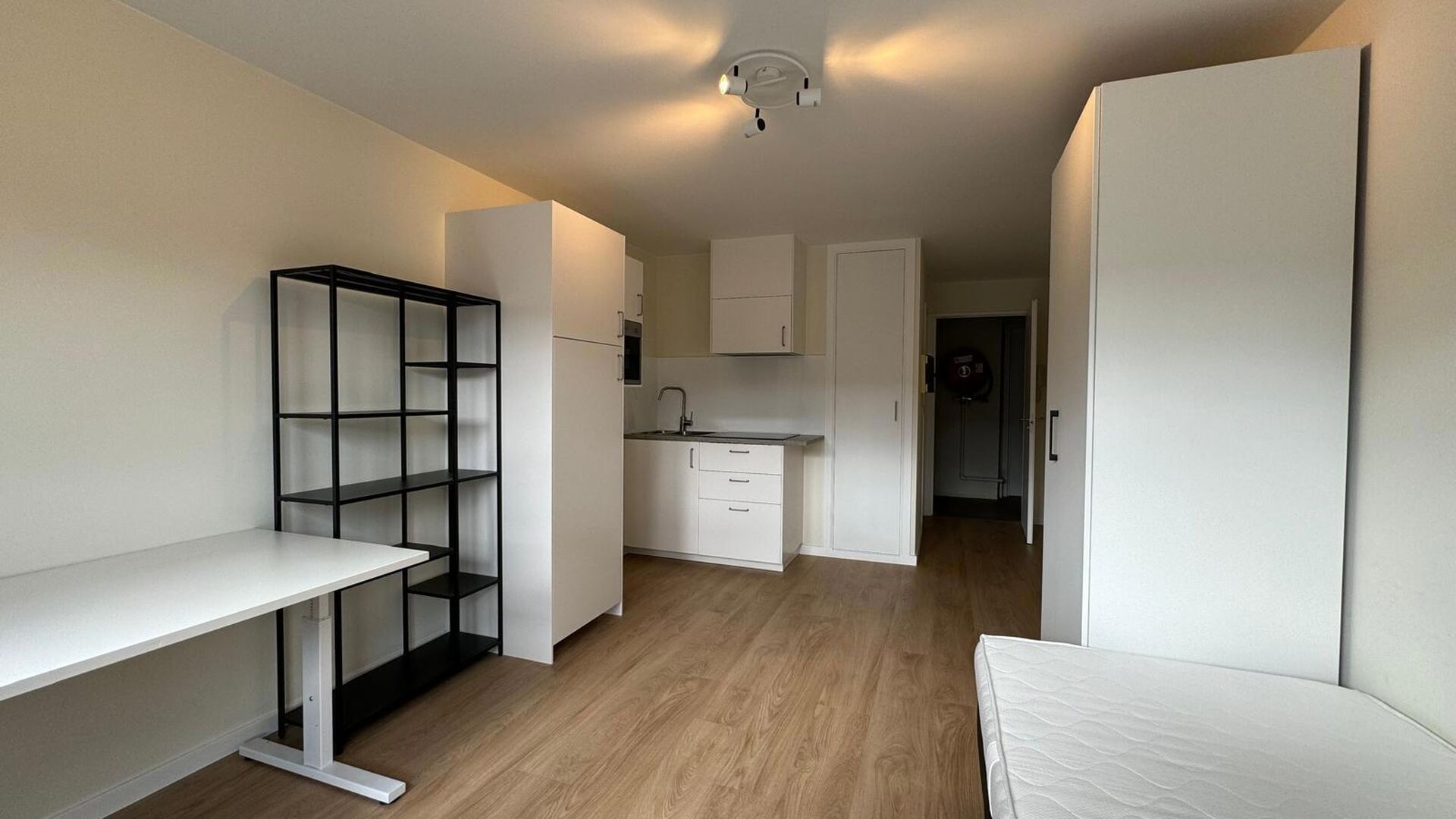 Alleen studenten
De studio bevindt zich op de derde verdieping van het gebouw, (waar tevens een lift aanwezig is) en omvat leef/slaapruimte met bed, bureau, kleerkast, boekenrek, kitchenette en badkamer met douche, lavabo en WC.
Recentelijk werd de studi