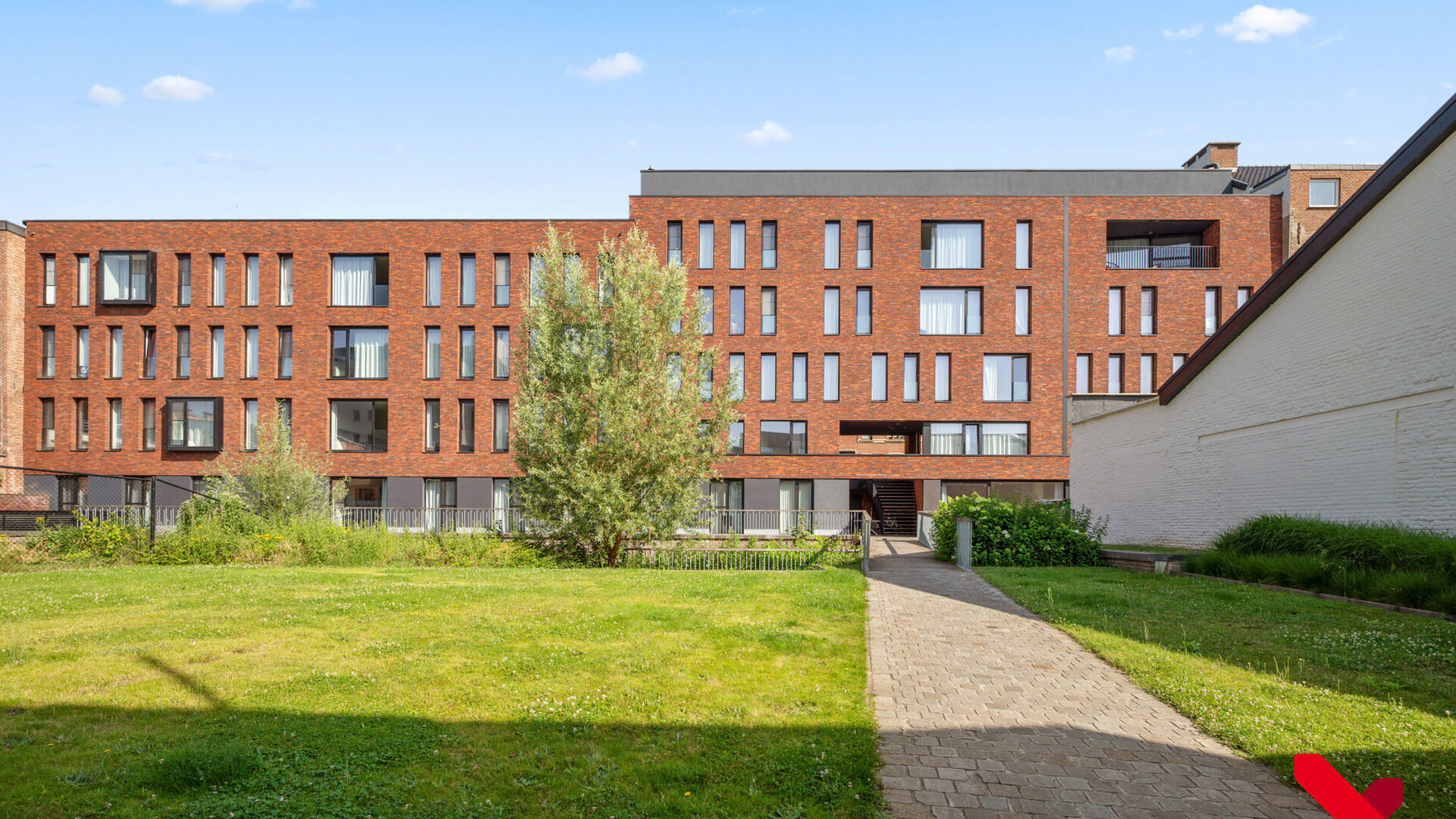 Welkom in residentie 'Ace', gelegen in een rustige buurt, in hartje Leuven. Deze studio biedt alles wat je nodig hebt om te studeren, te ontspannen en te genieten van een fantastische studententijd!
Stap binnen en ontdek jouw eigen privéruimte, compleet