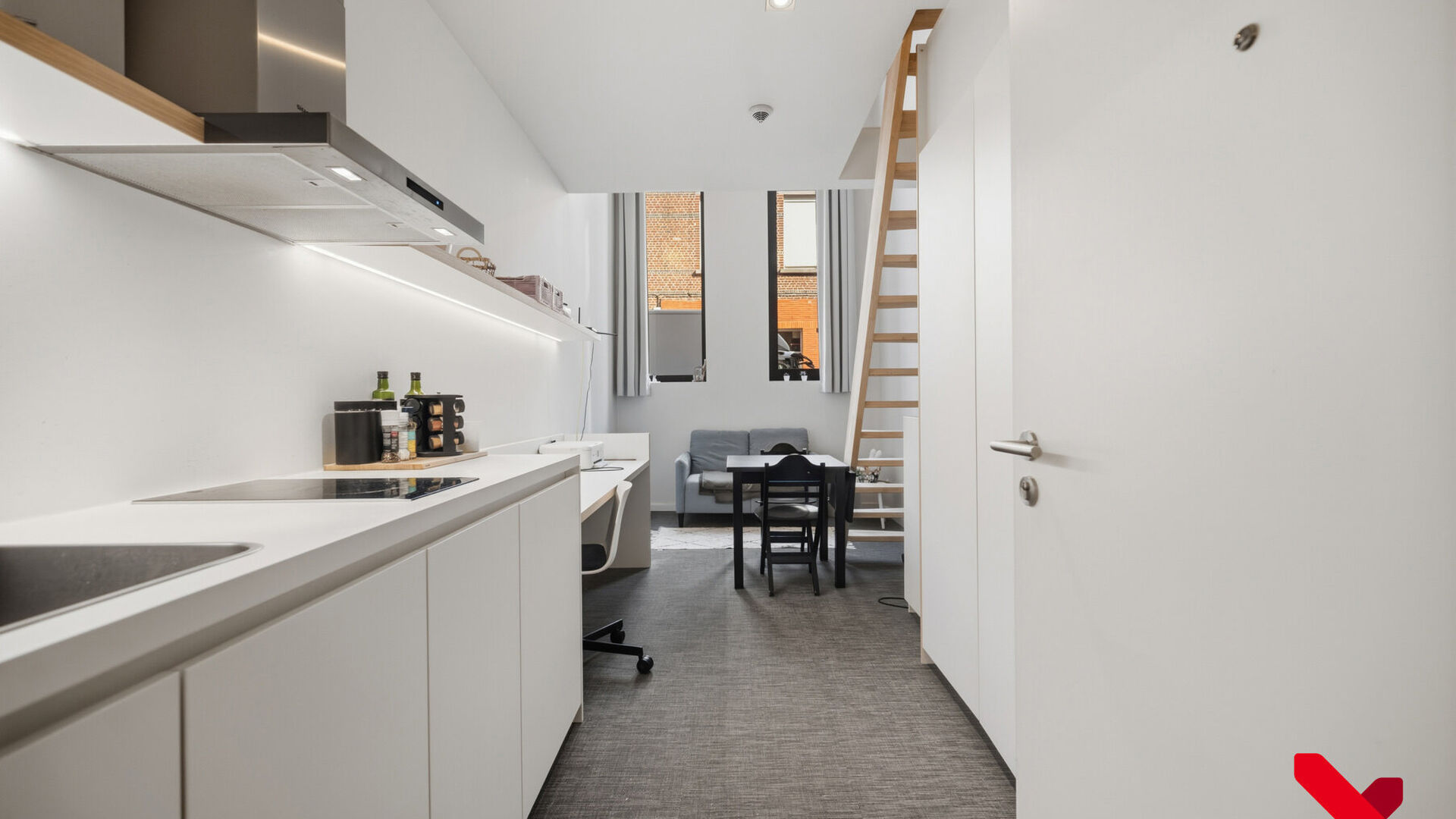 Welkom in residentie 'Ace', gelegen in een rustige buurt, in hartje Leuven. Deze studio biedt alles wat je nodig hebt om te studeren, te ontspannen en te genieten van een fantastische studententijd!
Stap binnen en ontdek jouw eigen privéruimte, compleet