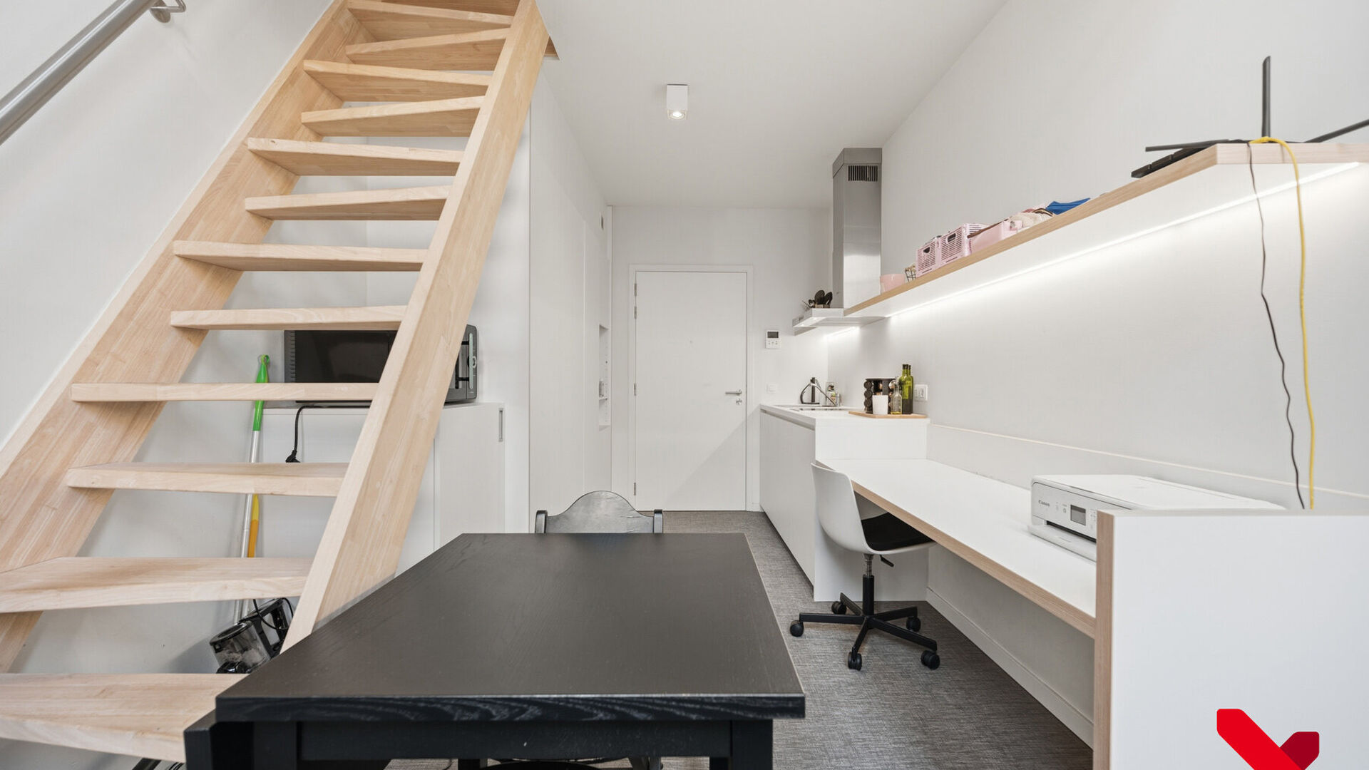 Welkom in residentie 'Ace', gelegen in een rustige buurt, in hartje Leuven. Deze studio biedt alles wat je nodig hebt om te studeren, te ontspannen en te genieten van een fantastische studententijd!
Stap binnen en ontdek jouw eigen privéruimte, compleet