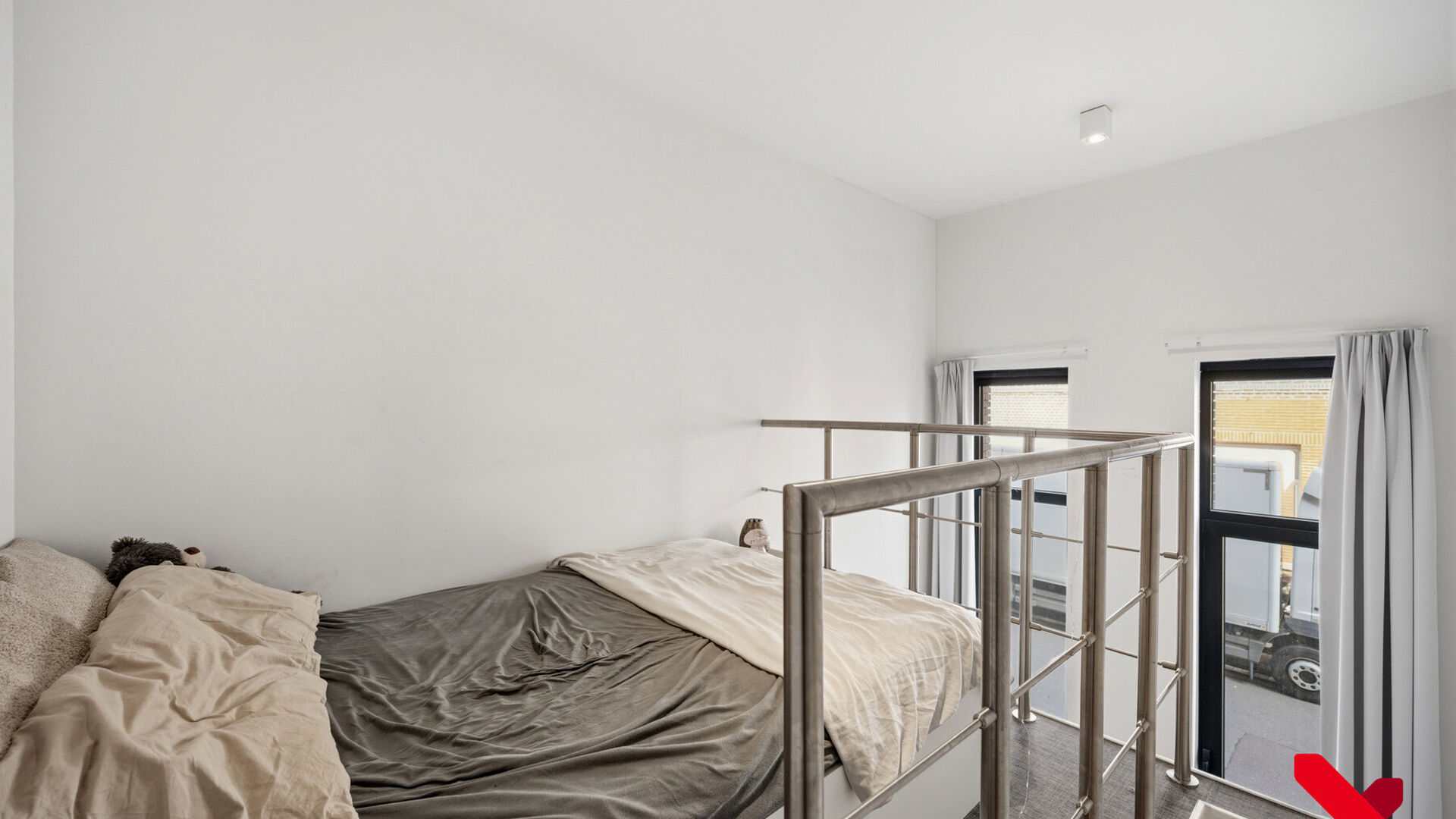 Welkom in residentie 'Ace', gelegen in een rustige buurt, in hartje Leuven. Deze studio biedt alles wat je nodig hebt om te studeren, te ontspannen en te genieten van een fantastische studententijd!
Stap binnen en ontdek jouw eigen privéruimte, compleet