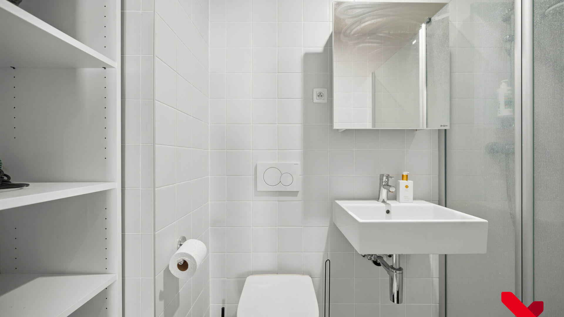 Welkom in residentie 'Ace', gelegen in een rustige buurt, in hartje Leuven. Deze studio biedt alles wat je nodig hebt om te studeren, te ontspannen en te genieten van een fantastische studententijd!
Stap binnen en ontdek jouw eigen privéruimte, compleet