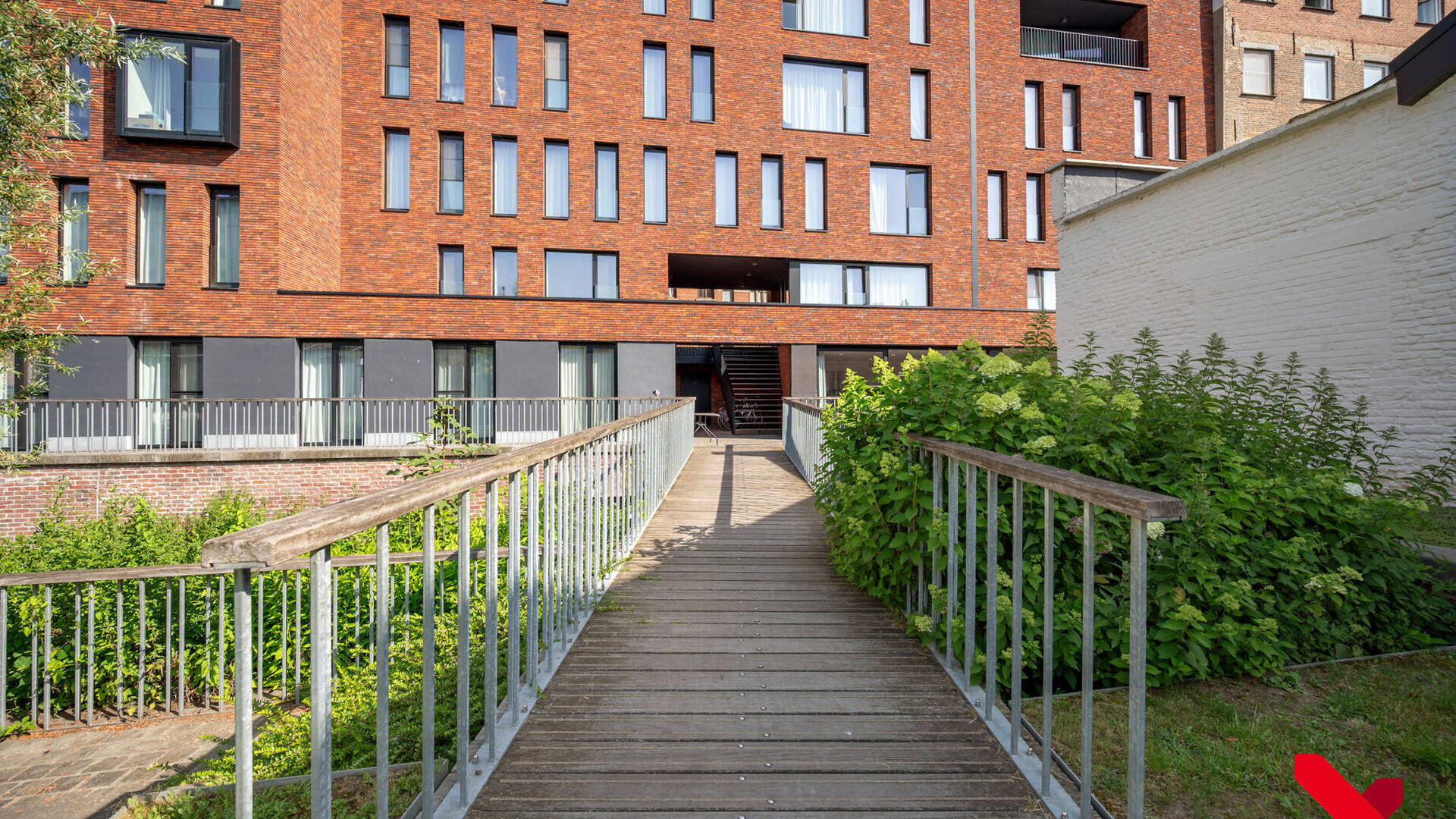 Welkom in residentie 'Ace', gelegen in een rustige buurt, in hartje Leuven. Deze studio biedt alles wat je nodig hebt om te studeren, te ontspannen en te genieten van een fantastische studententijd!
Stap binnen en ontdek jouw eigen privéruimte, compleet