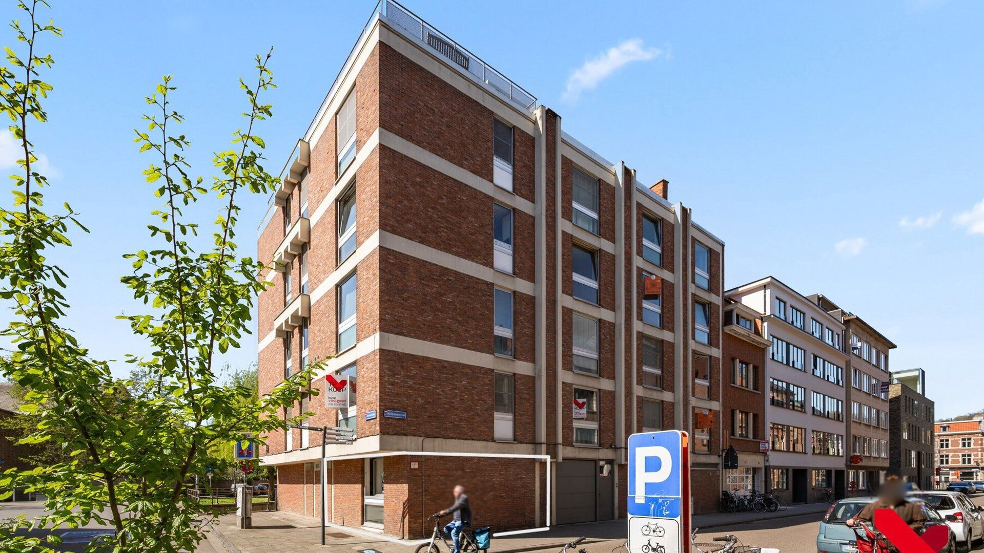 Welkom in Leuven! Op een uitstekende en centrale locatie, vlak bij het bruisende stadscentrum, bevindt zich deze charmante en lichtrijke gelijkvloerse studio van 30 m².
Hier woont u op wandelafstand van alles wat Leuven te bieden heeft. Gezellige winkel