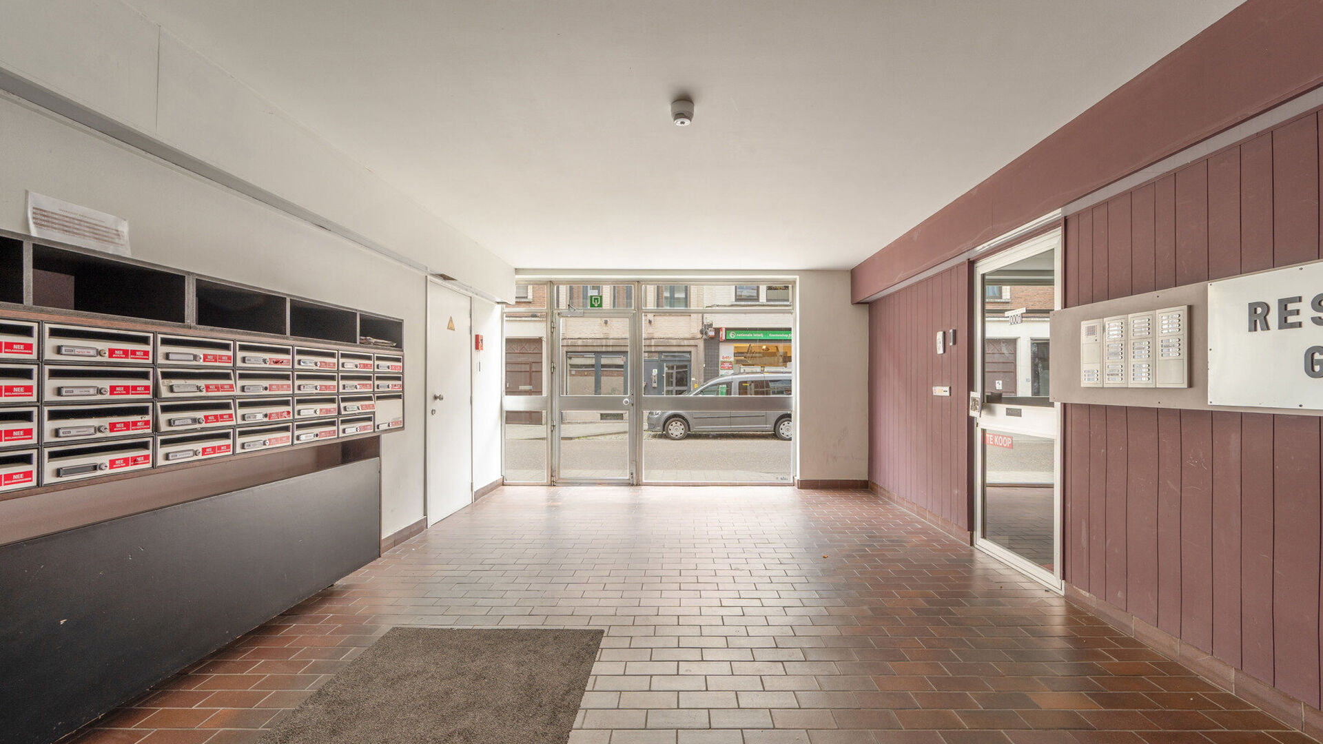 Welkom in Leuven! Op een uitstekende en centrale locatie, vlak bij het bruisende stadscentrum, bevindt zich deze charmante en lichtrijke gelijkvloerse studio van 30 m².
Hier woont u op wandelafstand van alles wat Leuven te bieden heeft. Gezellige winkel