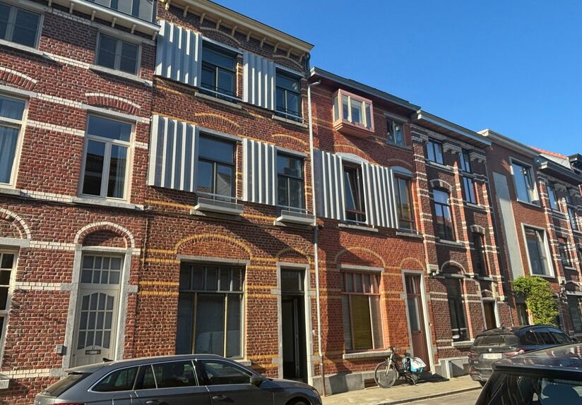Appartement récent, moderne et très lumineux au premier étage dans le Nouveau Quartier. L'appartement d'une chambre à coucher dispose à l'entrée d'un débarras avec branchement de machine à laver, d'un espace de vie lumineux avec une cuisine ouvert