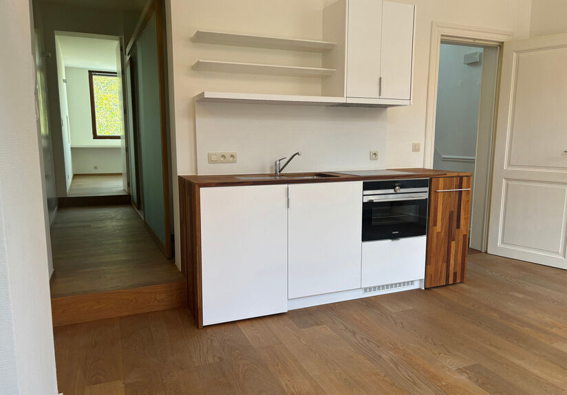 Appartement récent, moderne et très lumineux au premier étage dans le Nouveau Quartier. L'appartement d'une chambre à coucher dispose à l'entrée d'un débarras avec branchement de machine à laver, d'un espace de vie lumineux avec une cuisine ouvert