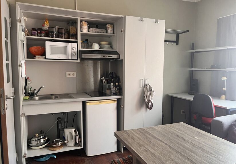 Ce studio agréable et entièrement meublé bénéficie d’un emplacement idéal au Diestsestraat 29B, à quelques pas de la Grand-Place, des commerces, des restaurants et des transports en commun. Situé à l’arrière de l’immeuble au deuxième éta