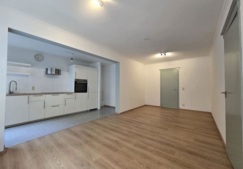 Bienvenue &agrave; Louvain ! Vous recherchez un appartement confortable, lumineux et pr&ecirc;t &agrave; emm&eacute;nager, id&eacute;alement situ&eacute; ? Cet appartement en rez-de-chauss&eacute;e de la R&eacute;sidence Lovania a &eacute;t&eacute; r&eacute;cemment r&eacute;nov&eacute; et repeint, lui conf&eacute;rant un aspect frais et