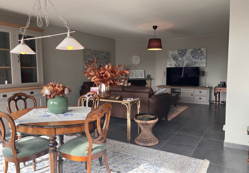 Residentie Woodside is gelegen op de Kardinaal Mercierlaan, volledig omgeven door groen.  Het appartement is gelegen op de vierde verdieping en omvat ruime inkomhal met ingebouwde vestiaire,  volledig geïnstalleerde keuken (vaatwas, frigo met diepvries, 