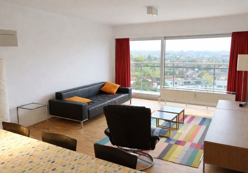 Dit zeer ruim en gemeubeld appartement bevindt zich op de achtste verdieping en geniet van veel natuurlijk licht en een prachtig uitzicht. Het appartement is ideaal gelegen in Heverlee, op wandelafstand van de markt en op fietsafstand van Leuven, waardoor