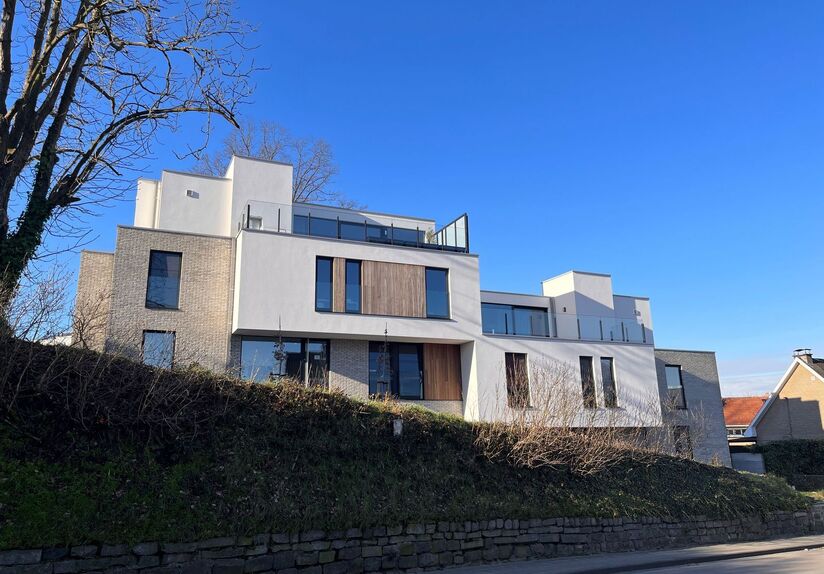 Deze kleinschalige luxe-residentie huisvest 8 appartementen, waaronder dit appartement op de eerste verdieping aan de achterzijde. Het appartement omvat een inkomgang met apart toilet, 3 slaapkamers, badkamer met inloopdouche en dubbele lavabo, ruime lich