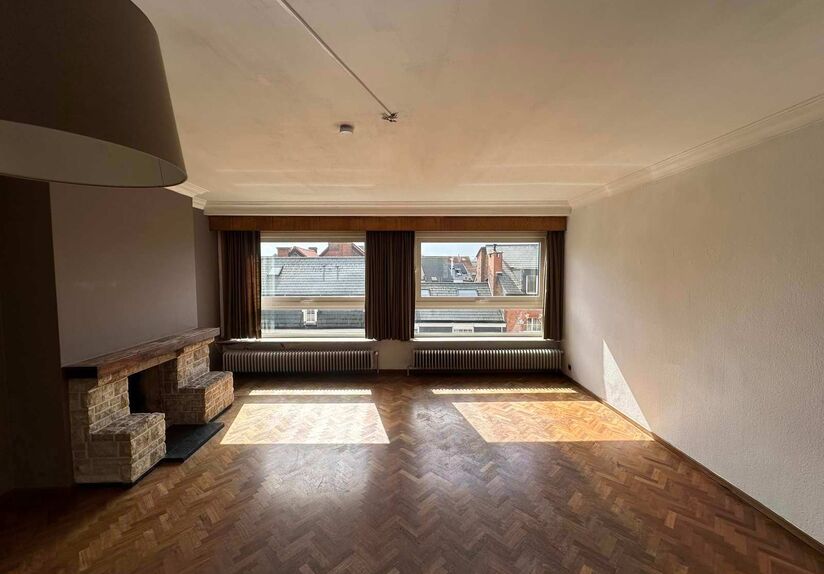 Dit appartement op de vijfde verdieping is ideaal gelegen in het bruisende centrum van Leuven, op een steenworp van de Grote Markt, de Vismarkt, openbaar vervoer en tal van winkels en horecazaken.

Het appartement bevindt zich in een gebouw met een lift e