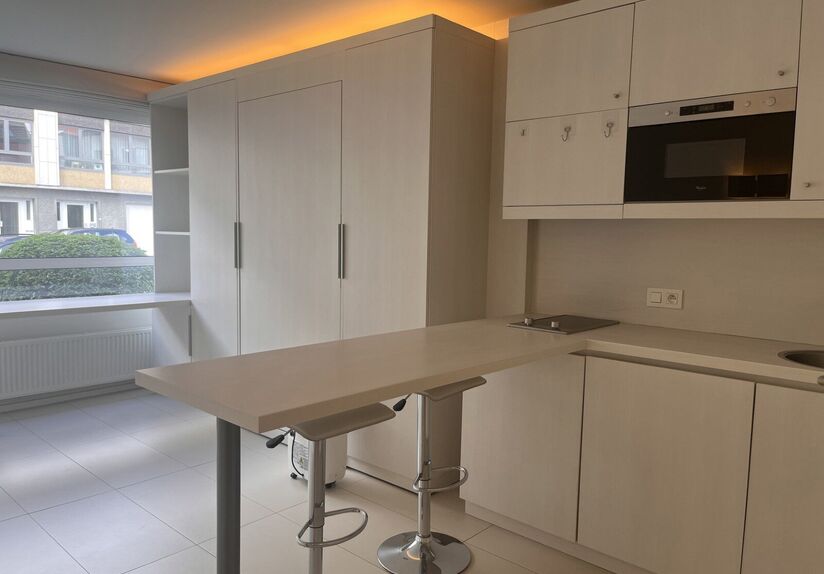 VOOR ACADEMIEJAAR 2026-2027
Welkom in deze ruime studentenstudio gelegen in hartje Leuven!
Deze ruime studio beschikt over een ge&iuml;nstalleerde kitchenette, eigen sanitair en een ge&iuml;nstalleerd meubel met opklapbaarbed.
Dankzij de grote raampartijen kan u 