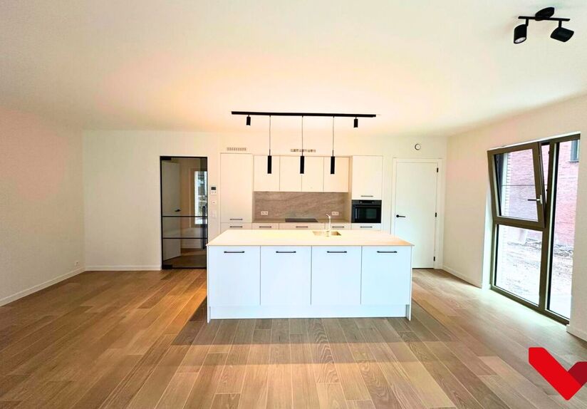Luxueus nieuwbouwappartement met 2 slaapkamers in gloednieuw woonproject Burenberg.
 
Dit energiezuinig nieuwbouwappartement maakt deel uit van het prestigieuze woonproject Burenberg. Een nieuwe ontwikkeling in Leuven met verschillende troeven zoals de ru