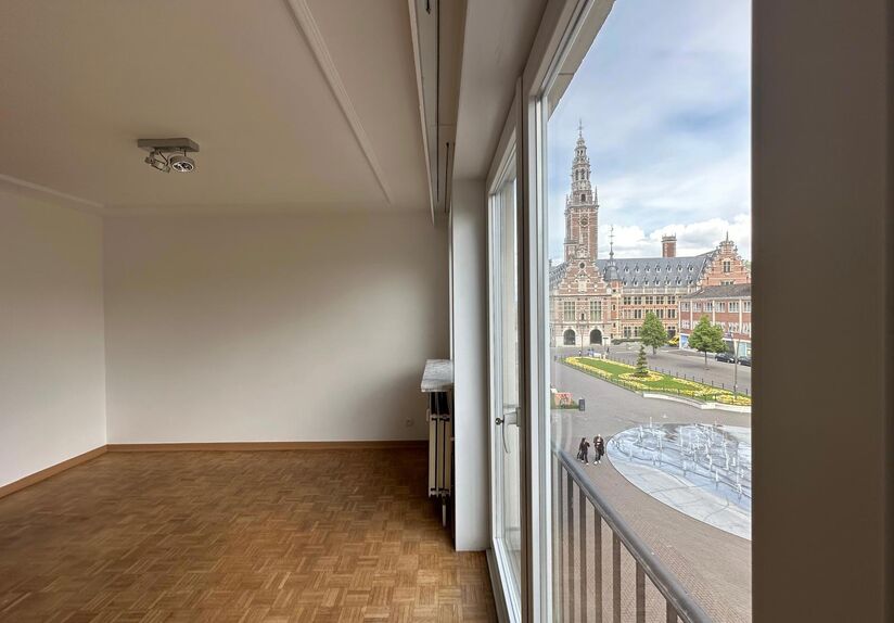 Te huur: Lichtrijk 2-slaapkamer appartement in hartje Leuven
Dit ruim en lichtrijk appartement op de 3de verdieping is uitstekend gelegen aan het Herbert Hooverplein, pal in hartje Leuven. Een absolute toplocatie met alle voorzieningen op wandelafstand: w