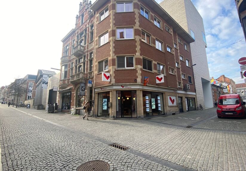 Welkom in Leuven! Op de eerste verdieping van een verzorgd gebouw aan de Savoyestraat 12 bevindt zich dit volledig gerenoveerde &eacute;&eacute;nslaapkamerappartement. Het appartement werd in 2026 volledig gerenoveerd en combineert een moderne afwerking met aangename