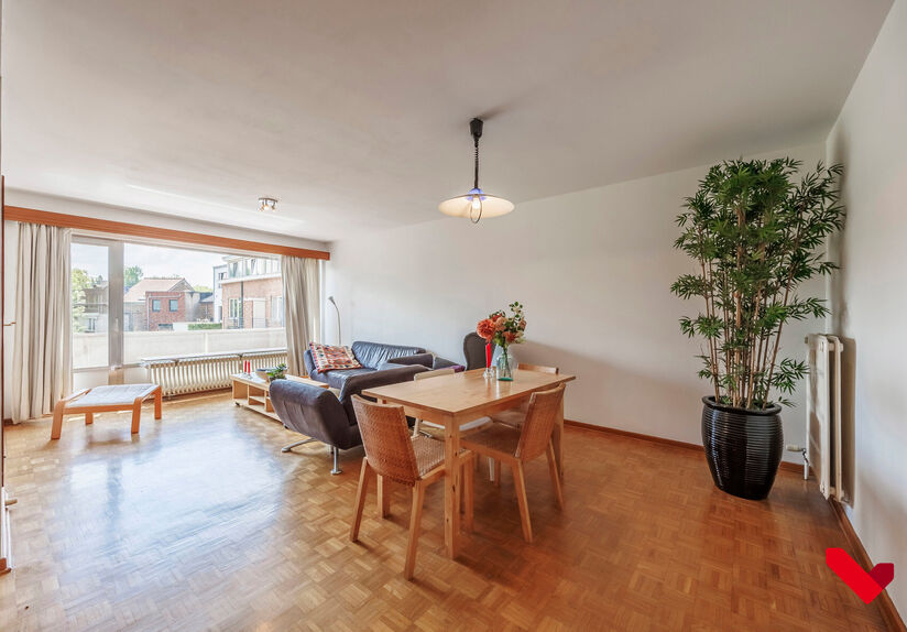 In de rustige Ten Hovelaan, net binnen de ring van Leuven, ligt dit goed gelegen appartement met twee slaapkamers en inpandige parkeerbox.

Het appartement bevindt zich op de tweede verdieping en beschikt over een aangename leefruimte met toegang tot het 
