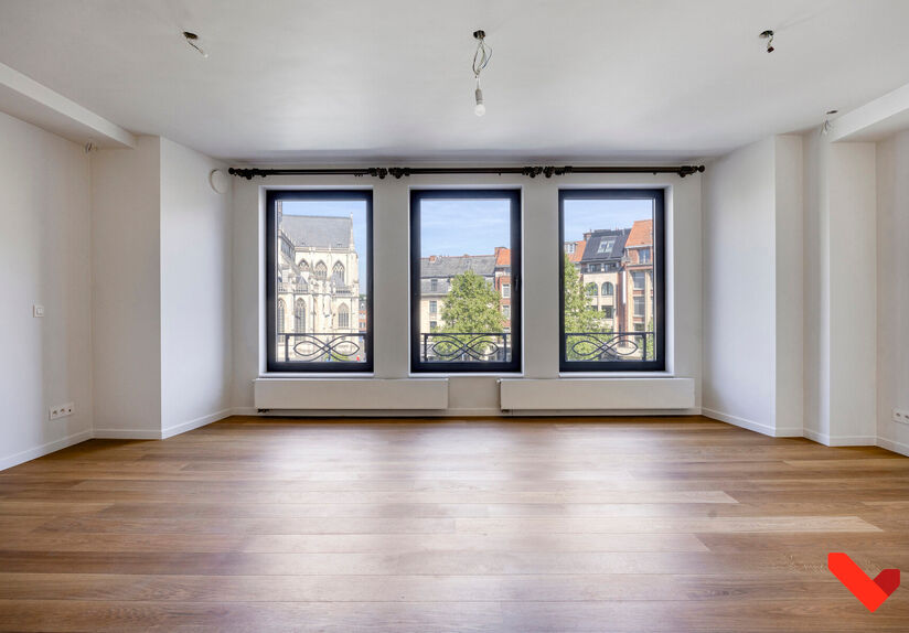 In het bruisende centrum van Leuven, met zicht op het levendige Rector De Somerplein en de Sint-Pieterskerk, bevindt zich dit volledig vernieuwde appartement met één slaapkamer.

De grote troef van dit appartement is zonder twijfel de open leefruimte me